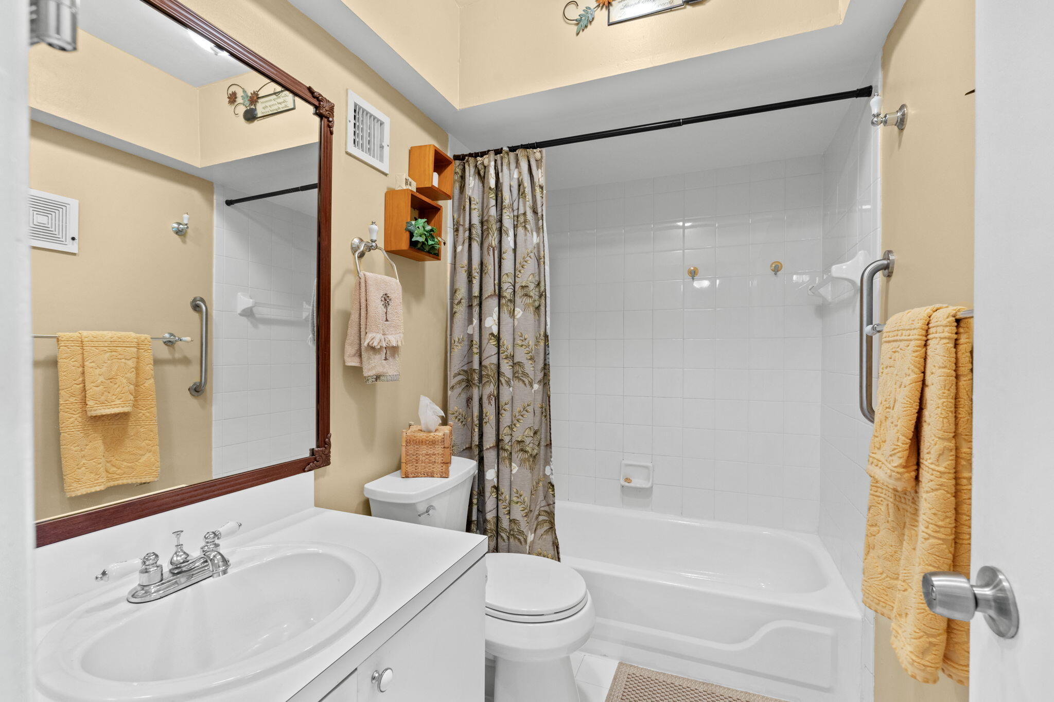 FOUR SEA SUNS CONDOMINIUM - Residential