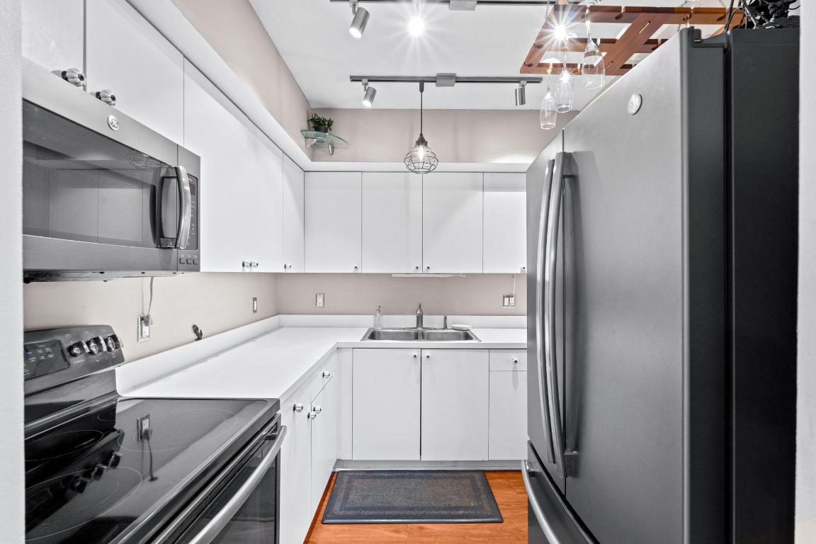 FOUR SEA SUNS CONDOMINIUMS PARCELS 1 TO 10 IN POST - Residential