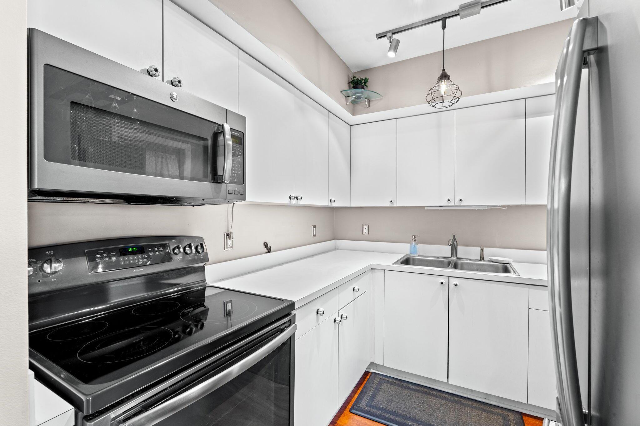 FOUR SEA SUNS CONDOMINIUM - Residential