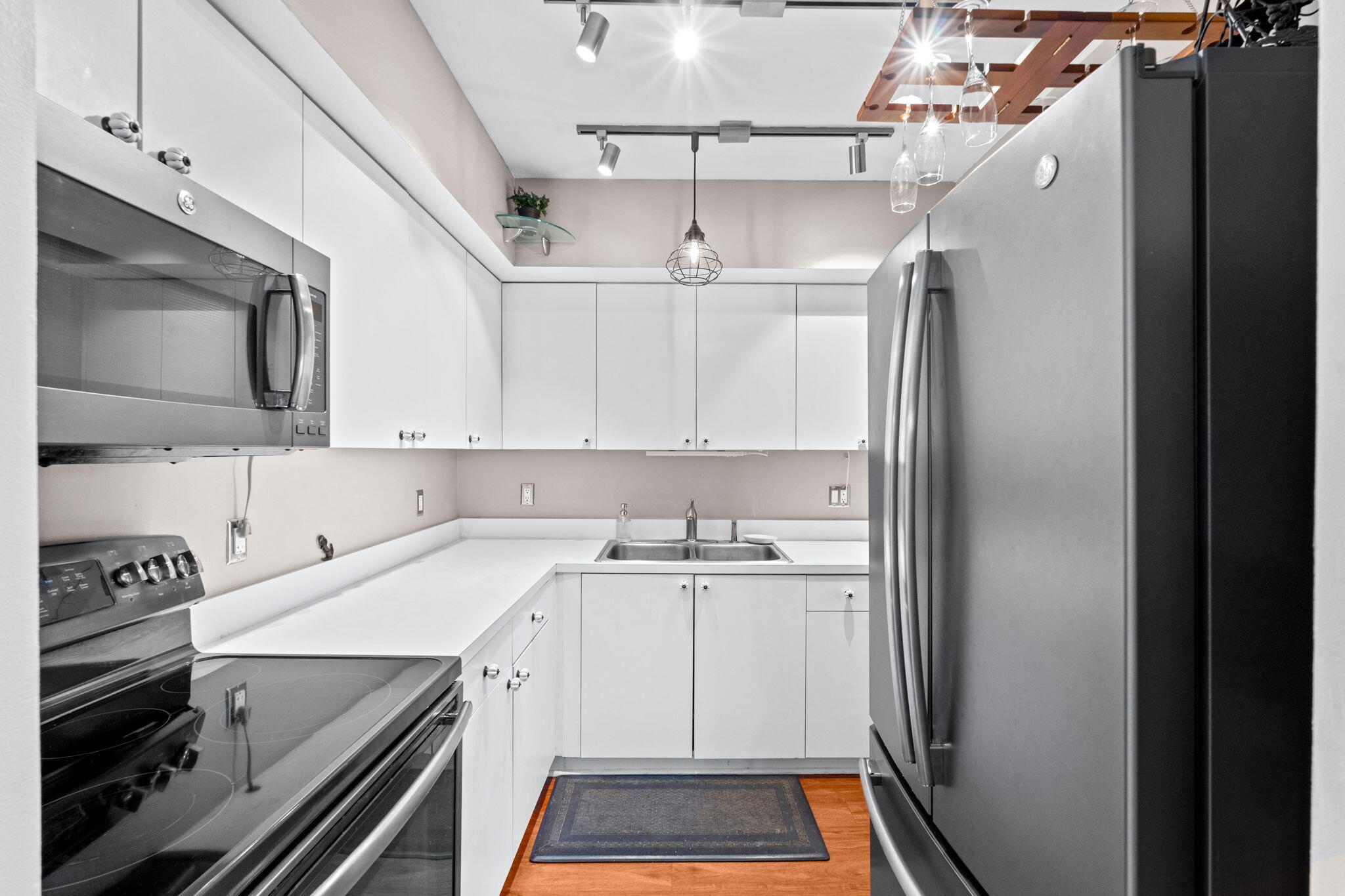 FOUR SEA SUNS CONDOMINIUM - Residential