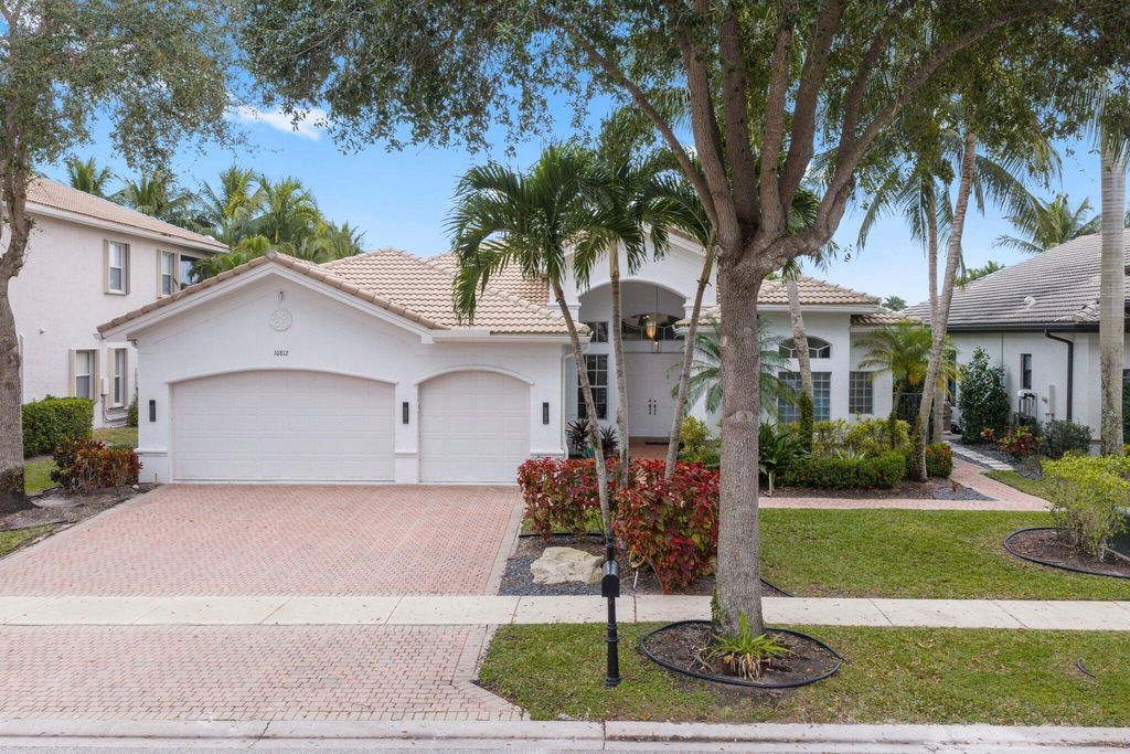 Photo of 10812 Castle Oak Drive, Boynton Beach, FL 33473 (MLS # B26030239)