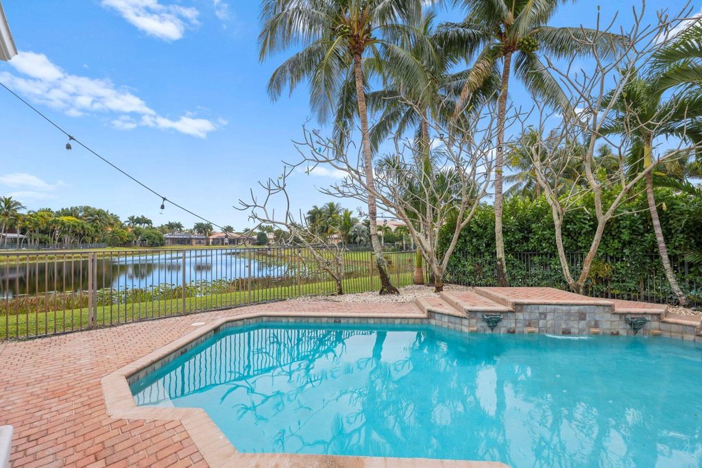 Photo of 10812 Castle Oak Drive, Boynton Beach, FL 33473 (MLS # B26030239)