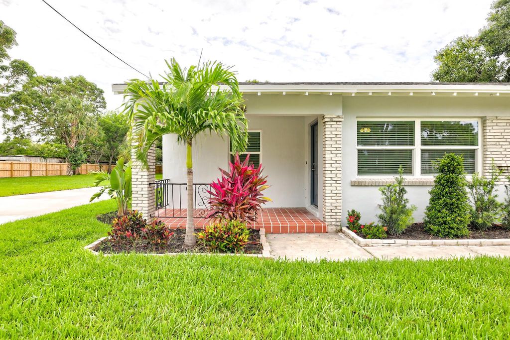 Photo of 1004 Boston Avenue, Fort Pierce, FL 34950 (MLS # R11100829)