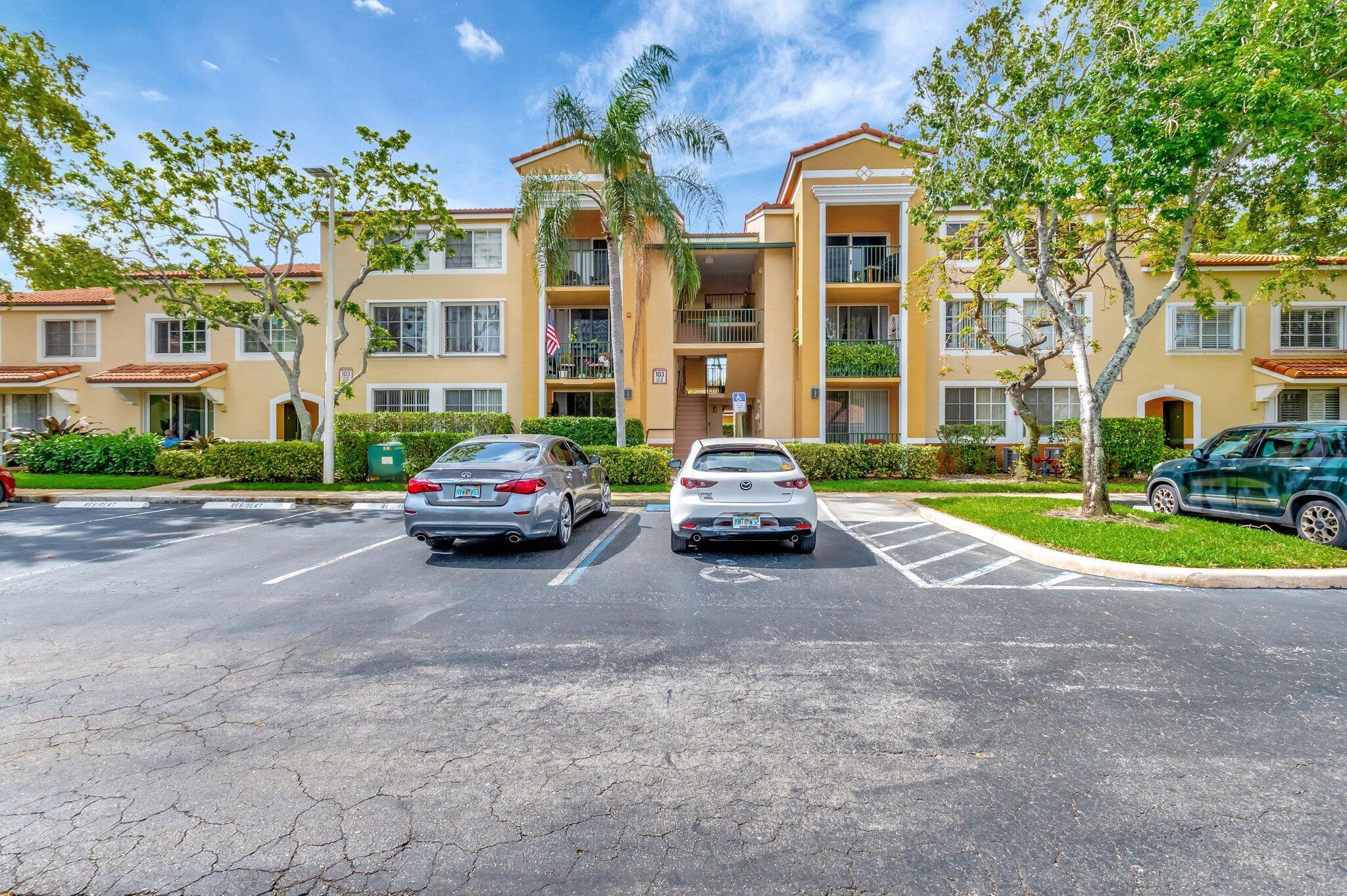 YACHT CLUB ON THE INTRACO - Residential