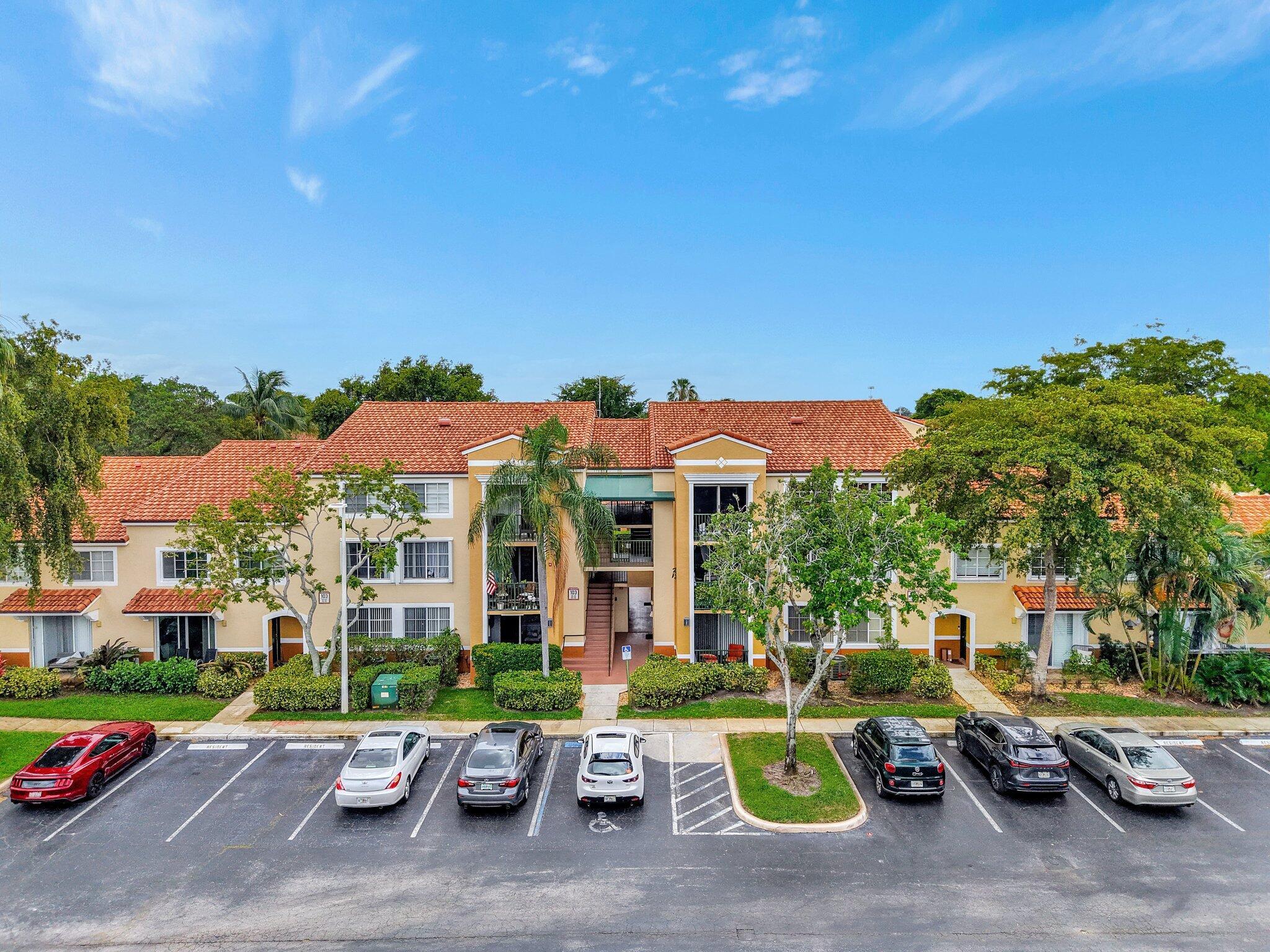 YACHT CLUB ON THE INTRACO - Residential