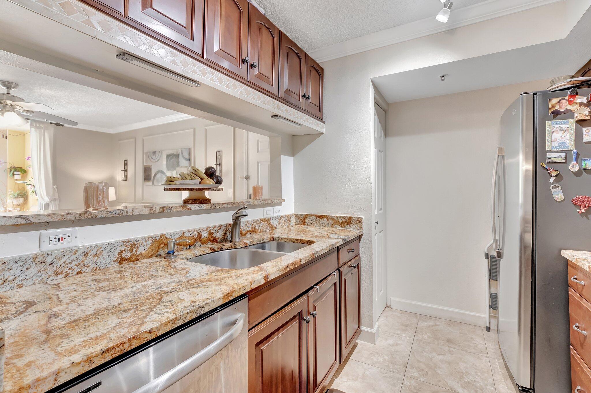 YACHT CLUB ON THE INTRACO - Residential