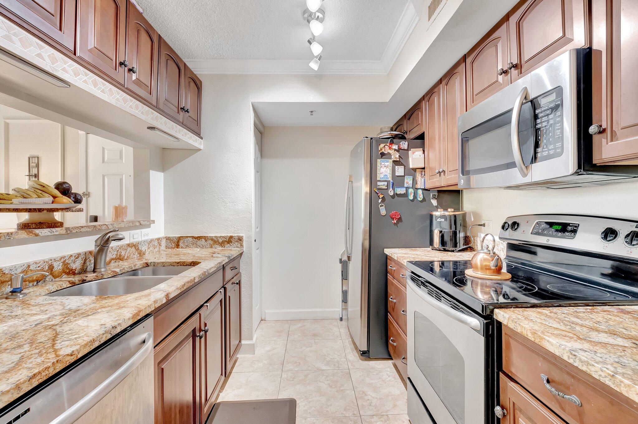 YACHT CLUB ON THE INTRACO - Residential