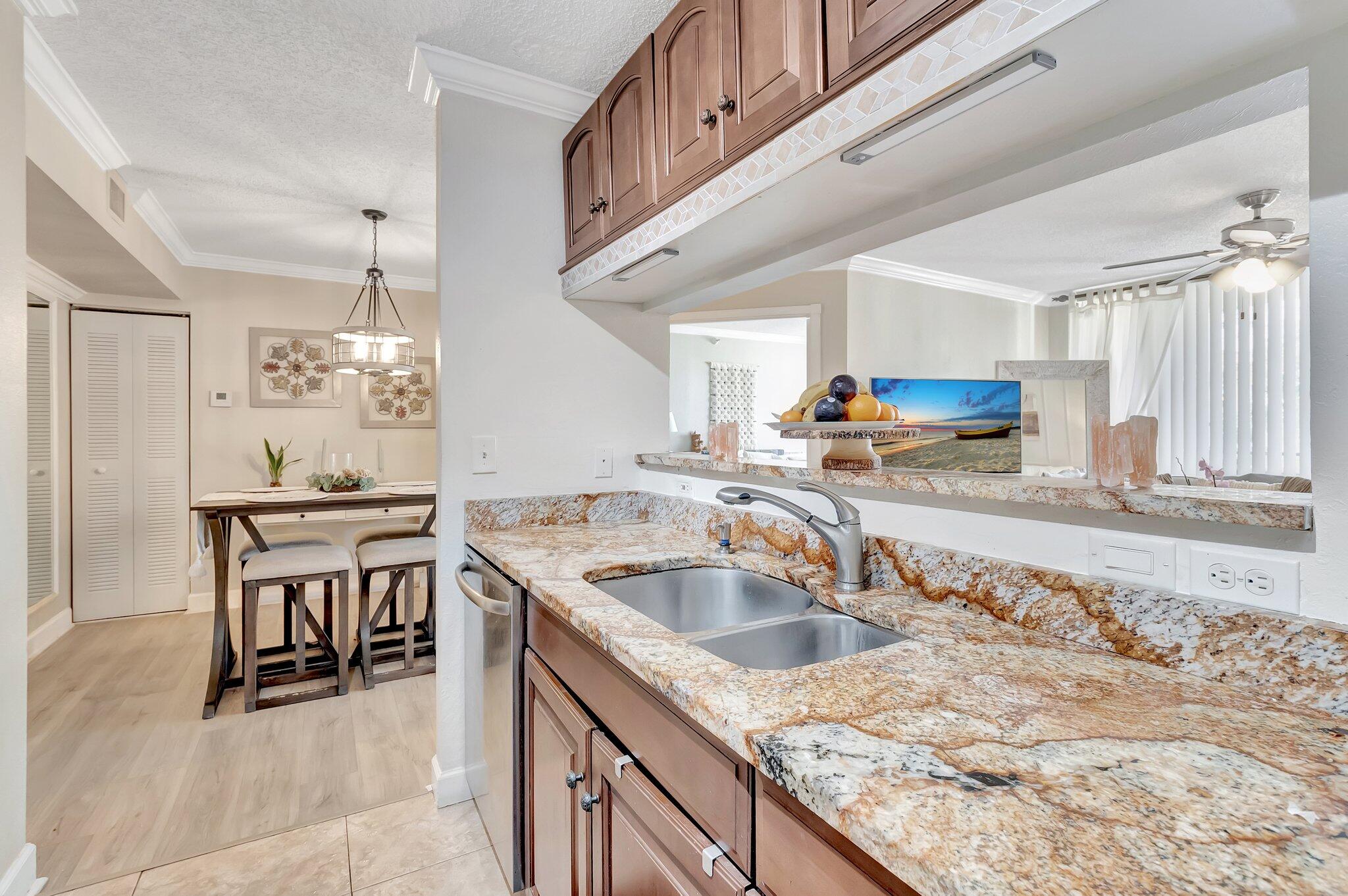 YACHT CLUB ON THE INTRACO - Residential