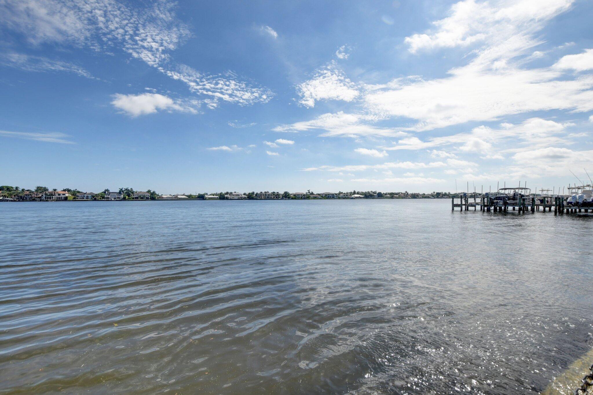 YACHT CLUB ON THE INTRACO - Residential