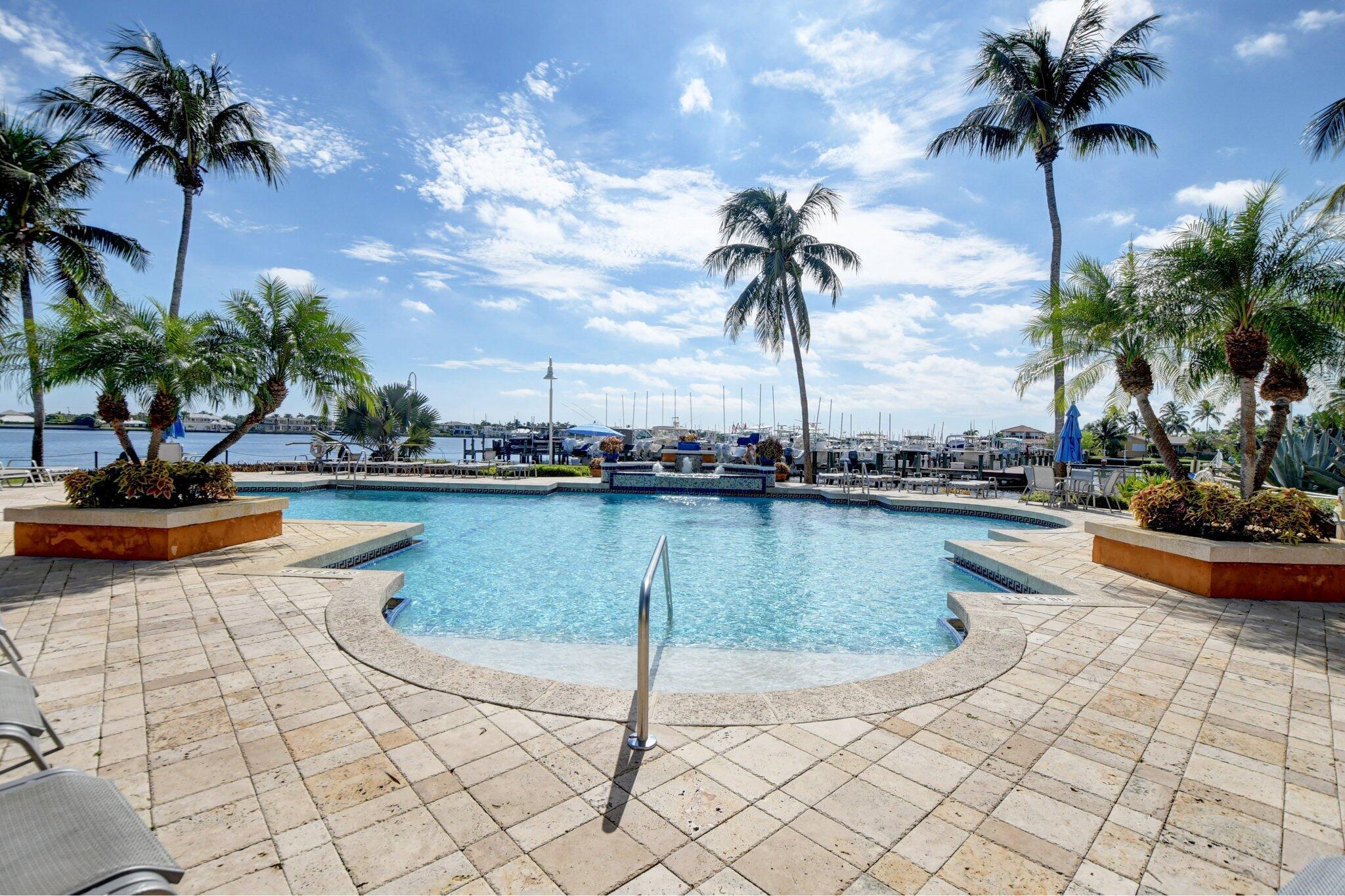 YACHT CLUB ON THE INTRACO - Residential