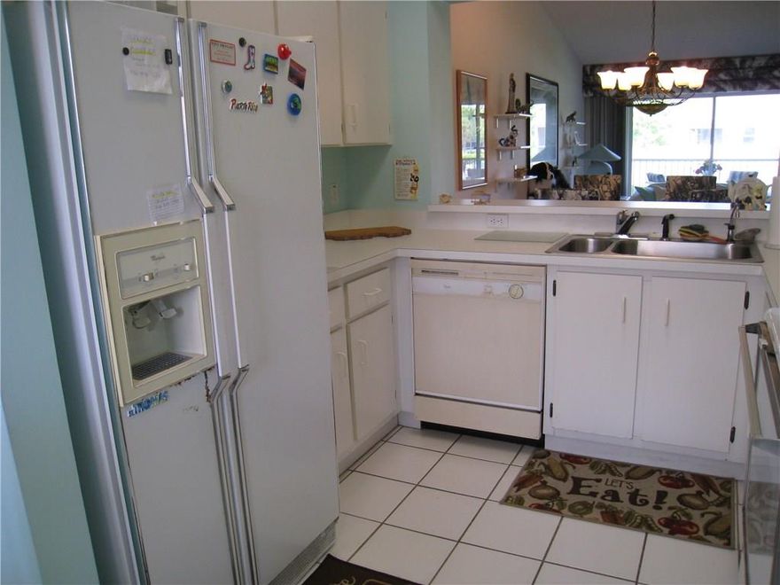 ENJOY COFFEE ON YOUR PATIO WITH BEAUTIFUL LUSH GARDEN VIEW.  IMMACULATE AND VERY BRIGHT.   BRAND NEW HOT WATER HEATER. NEW WASHER AND DRYER JUST INSTALLED.  NEW VERTICALS ON KITCHEN WINDOW.  ENJOY ALL THE FANTASTIC KINGS POINT AMENITIES, INCLUDING MANY ACTIVE CLUBS AND THE FABULOUS PALACE THEATRE.  CLUBHOUSE DEED PAID IN FULL FOR LOWER MAINTENANCE.  ASSOC. STATES 55+.