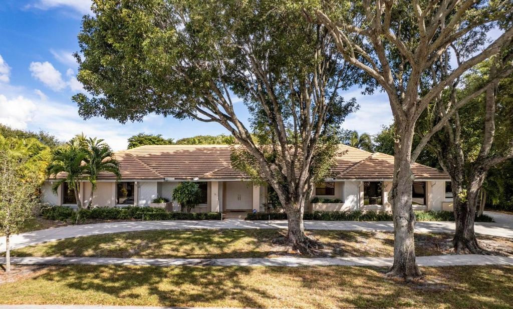 Photo of 2812 Embassy Drive, West Palm Beach, FL 33401 (MLS # R11154034)