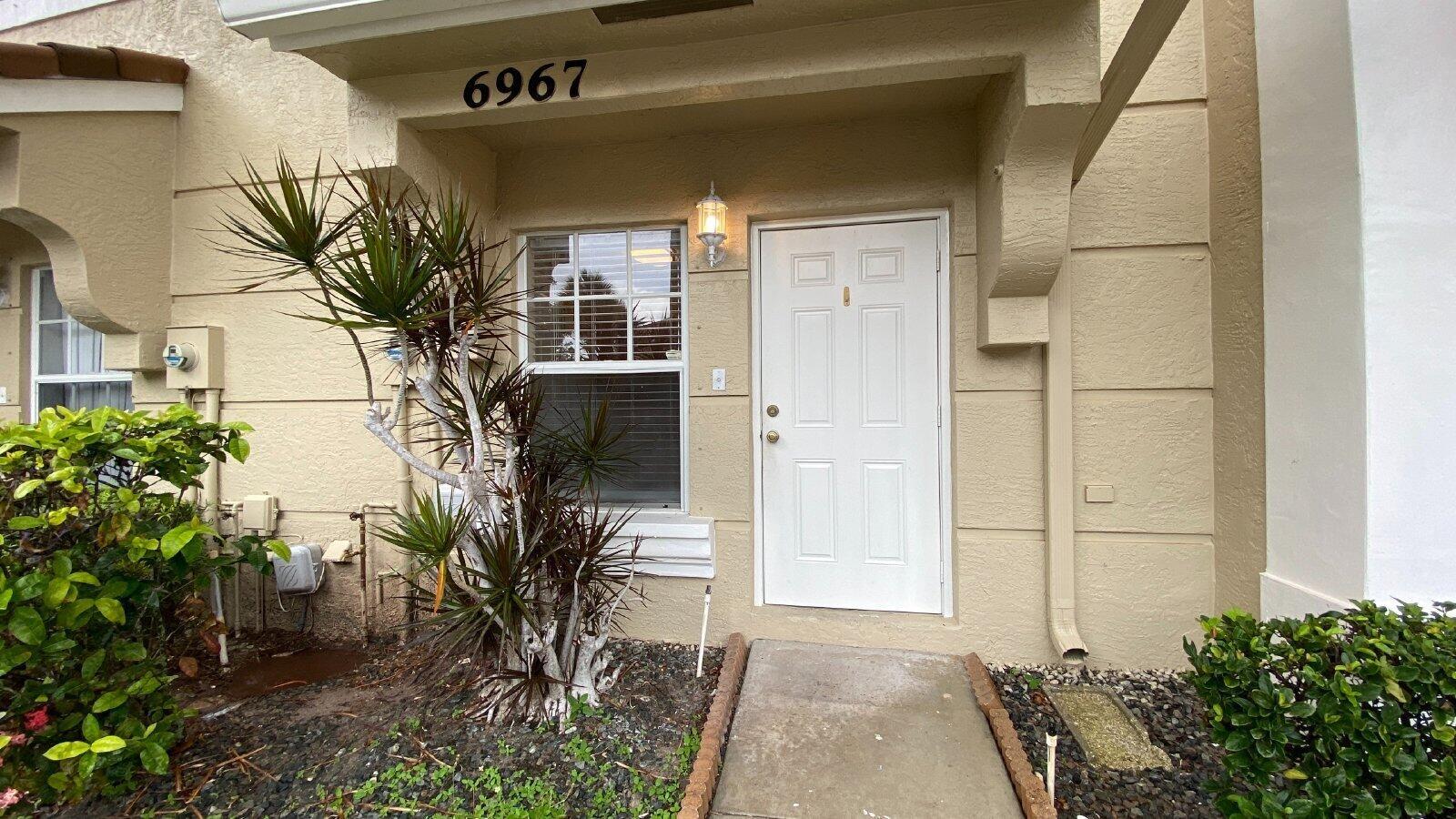 2/2 TOWNHOME LOCATED IN SMITHBROOKE GATED COMMUNITY. BEDROOMS HAVE WIC AND PRIVATE BATHROOMS. TILE ON 1ST FLOOR AND CARPET ON 2ND FLOOR. ENCLOSED PATIO. COMMUNITY OFFERS POOL, GYM, SPA AND CLUBHOUSE. HOA PERMITS UP TO 2 PETS NO MORE THAN 50 LBS EACH.