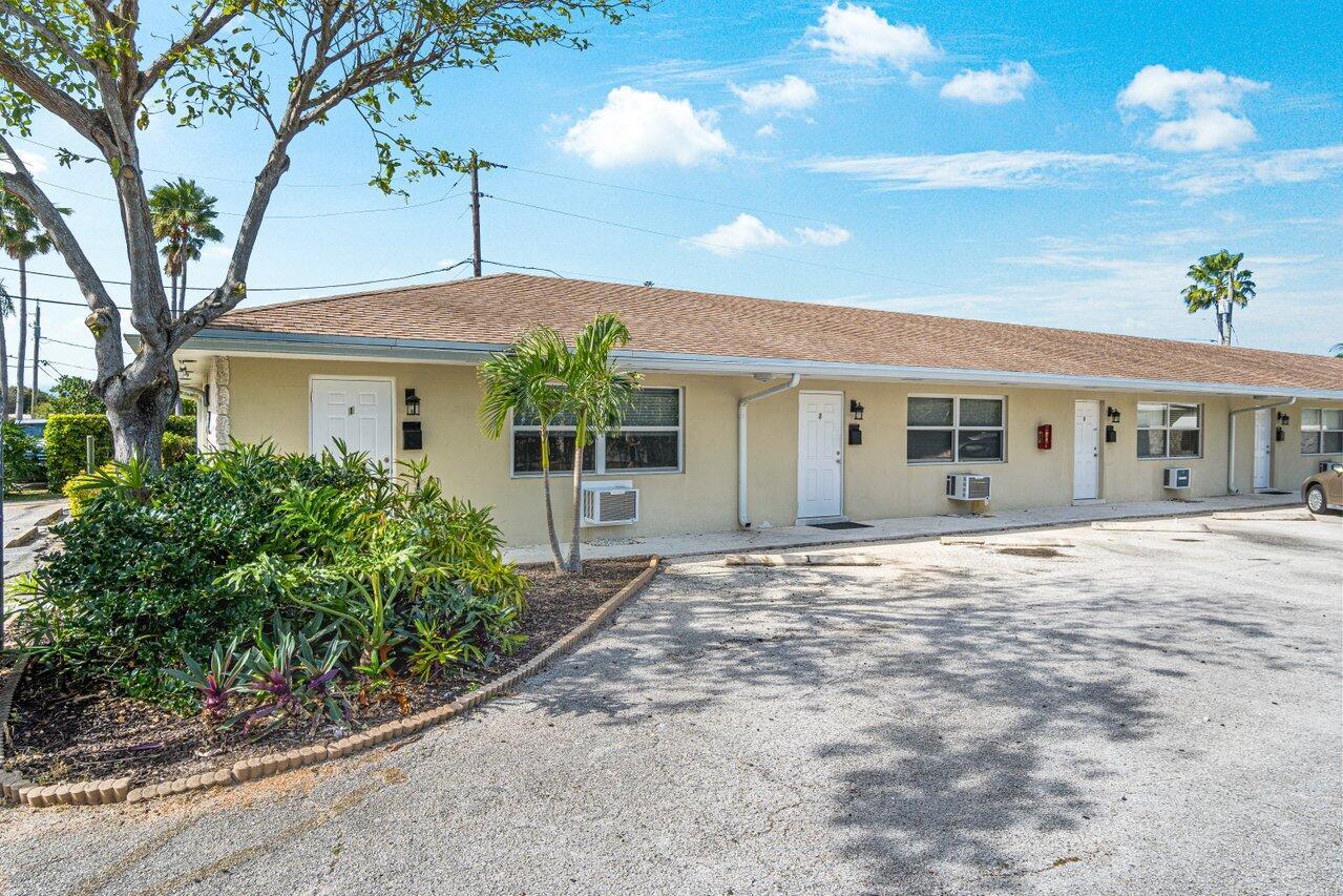 Clean and spacious 1/1 condo on the Earman River with ocean access. Bring your kayak, jet ski, and paddle boards. This quaint 7 unit building is located near everything... beaches, shopping, Downtown at the Gardens, Gardens Mall, NPB County Club, amazing restaurants and entertainment. No pets and No smoking.