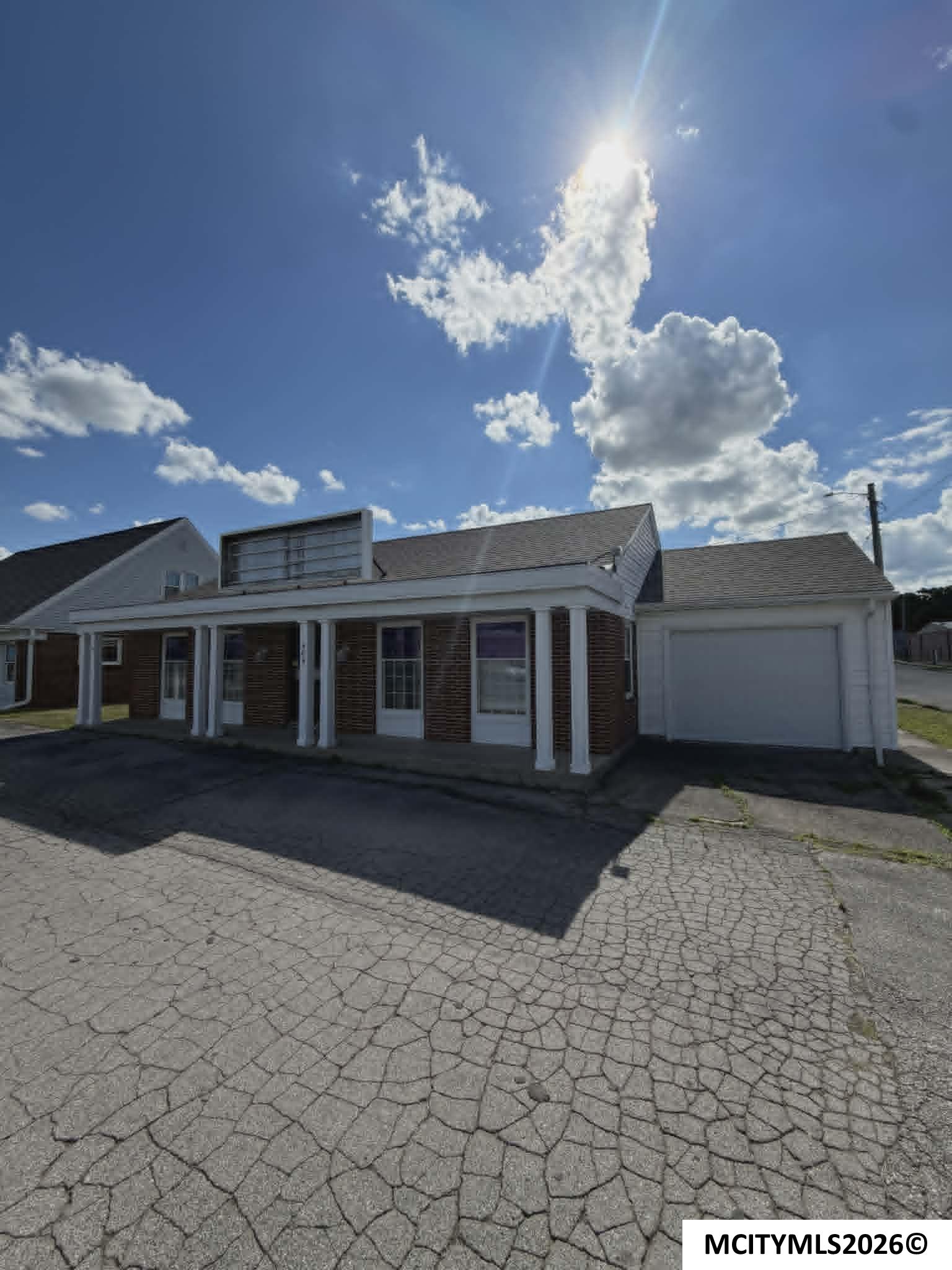 Photo 1 of 19 — 404 S Monroe, MASON CITY, IA 50401