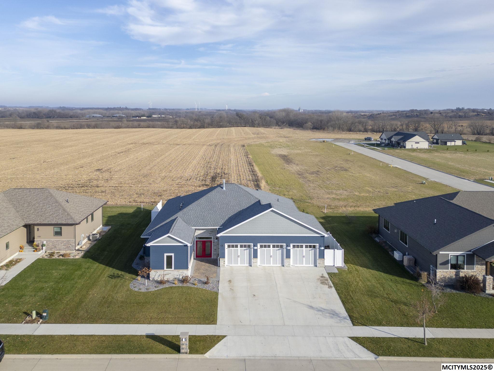 Photo 1 of 44 — 1757 S Illinois, MASON CITY, IA 50401