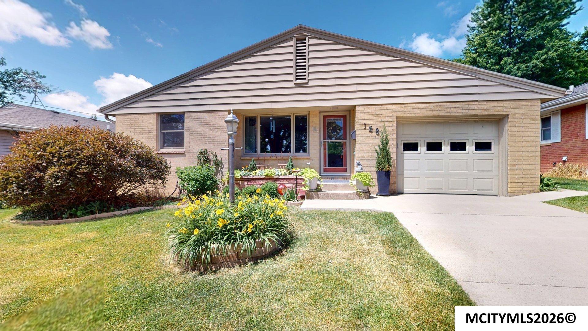 Photo 1 of 30 — 128 S Hampshire Pl, MASON CITY, IA 50401