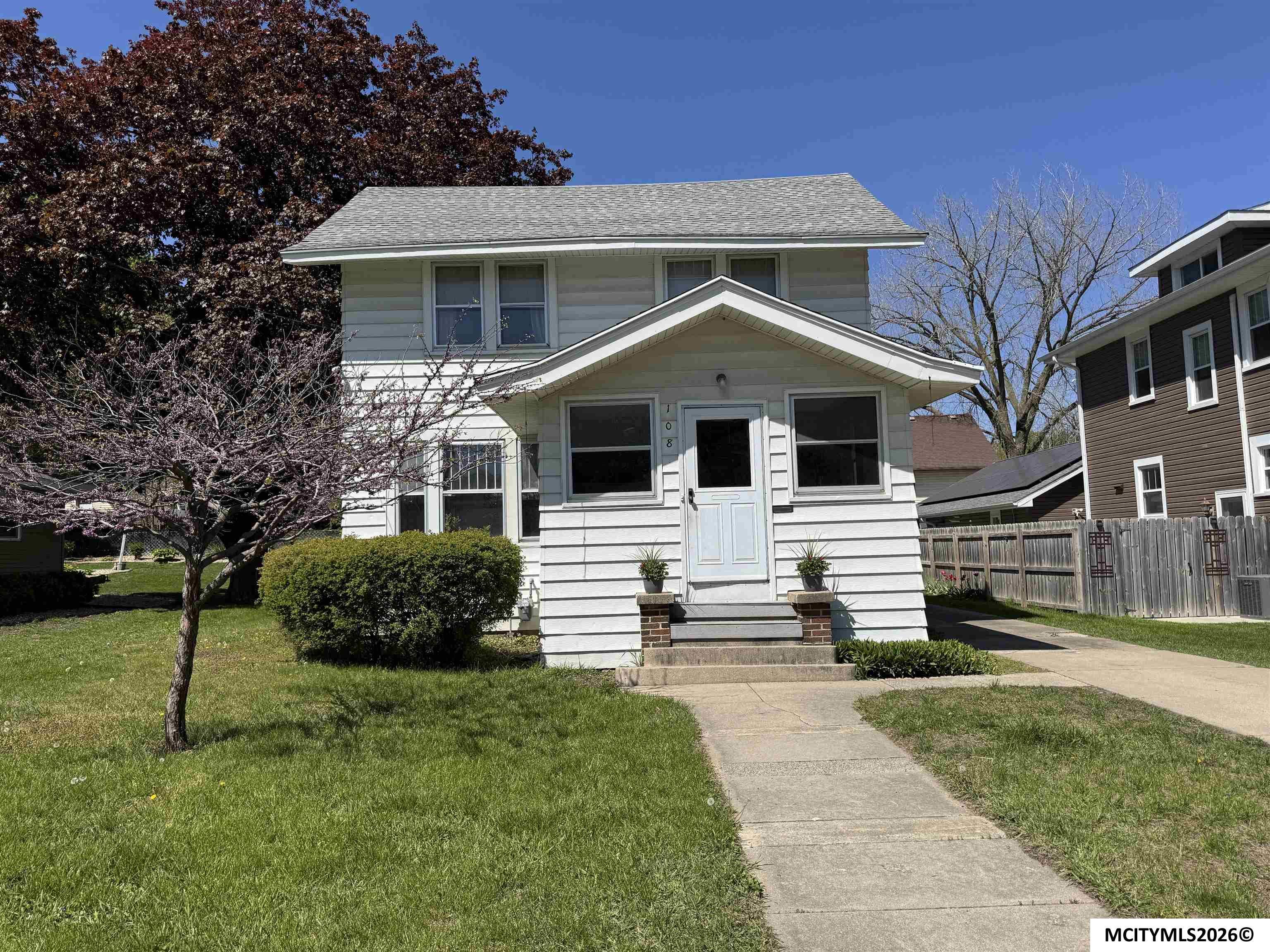 Photo 1 of 18 — 108 S Virginia Ave, MASON CITY, IA 50401