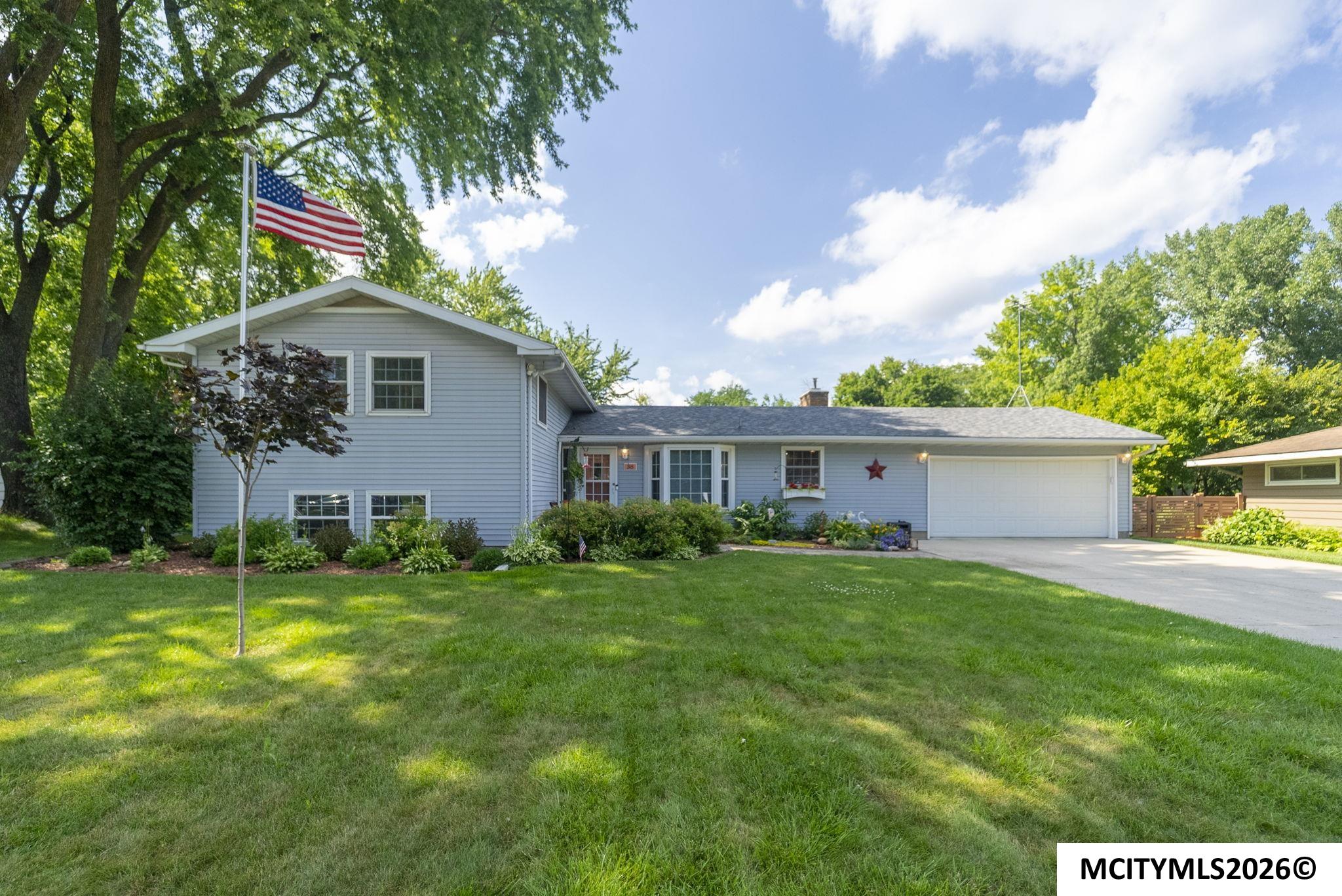 Photo 1 of 43 — 38 Country Circle, MASON CITY, IA 50401