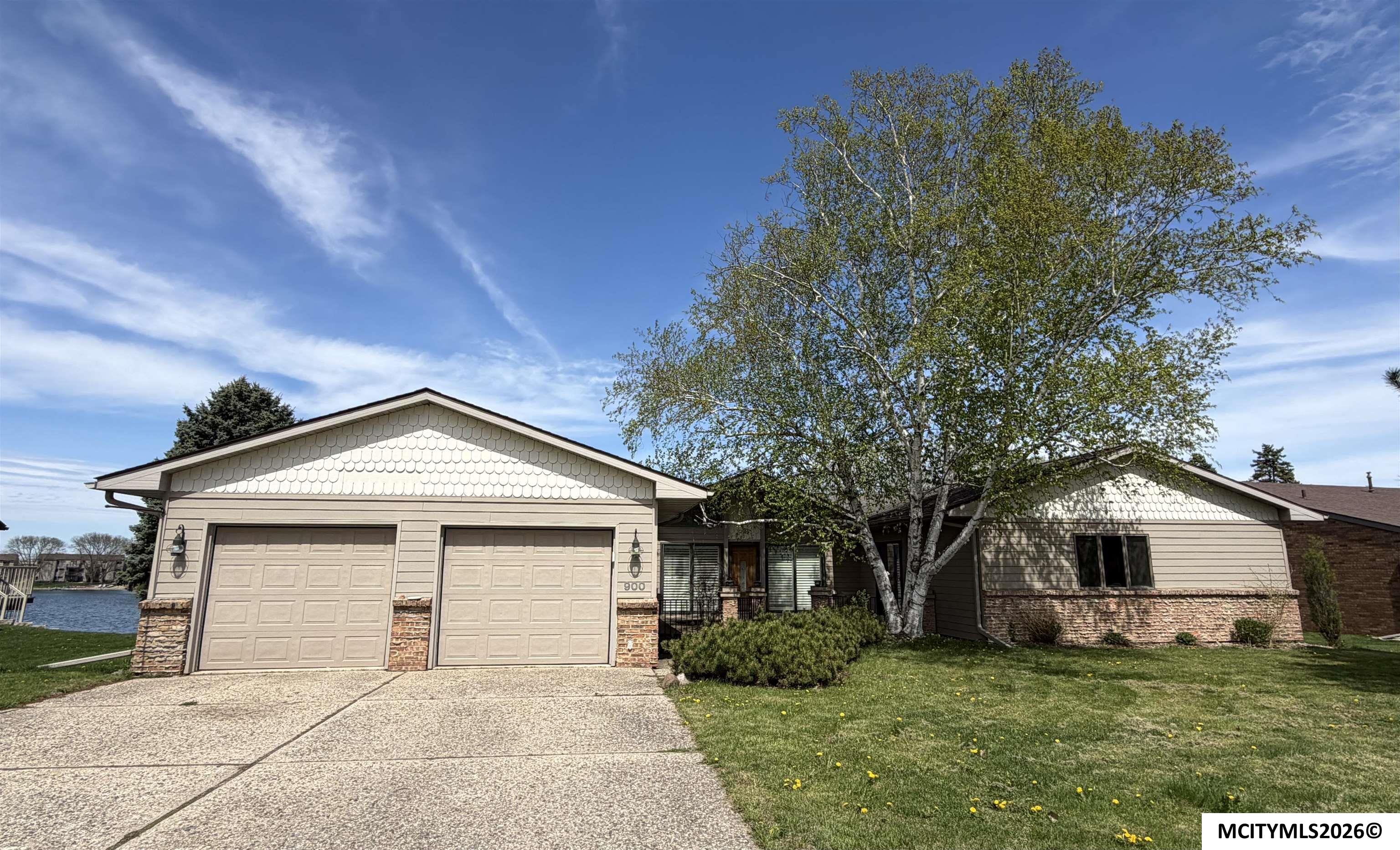 Photo 1 of 49 — 900 Briarstone Dr, MASON CITY, IA 50401