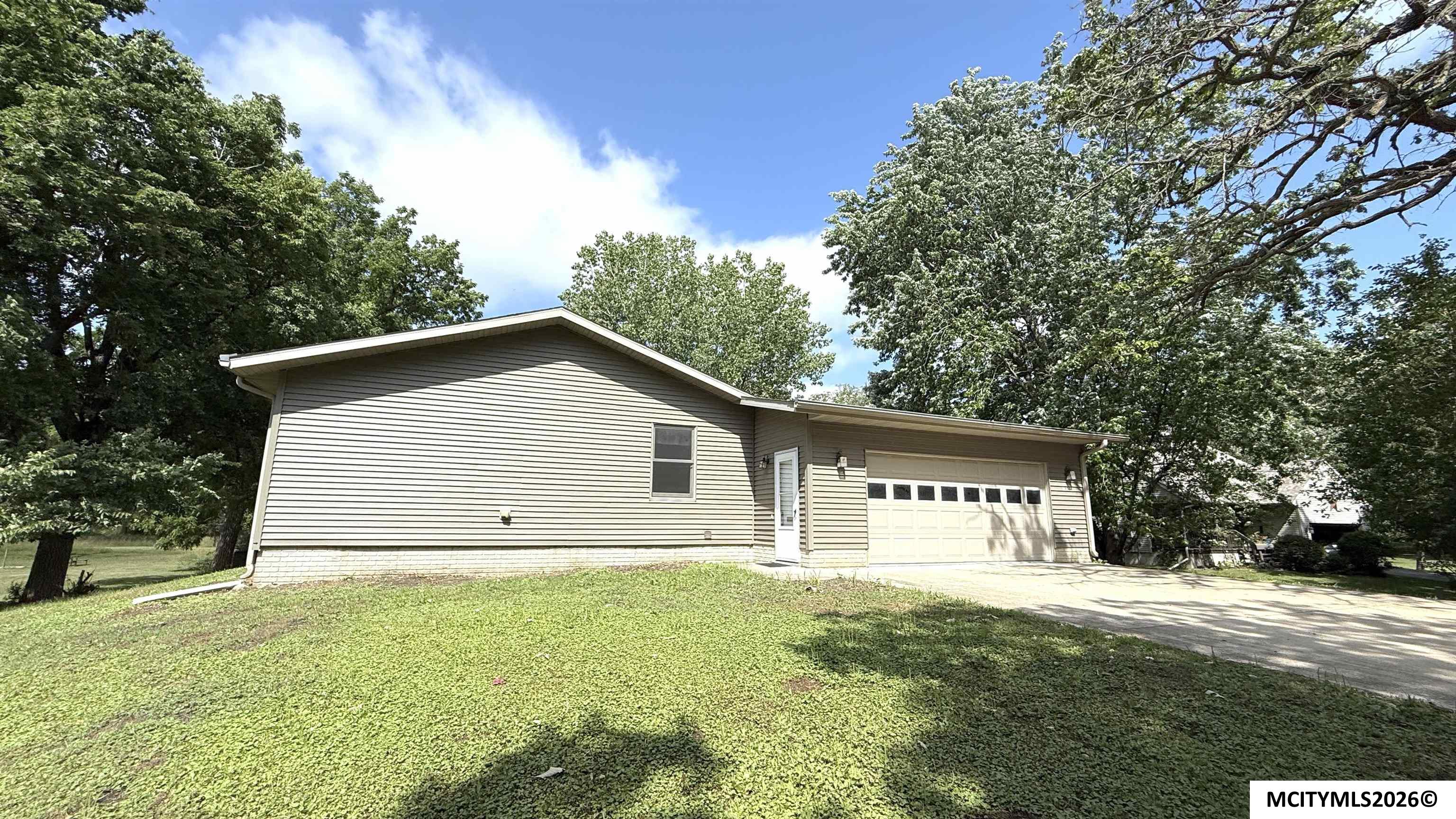 Photo 1 of 32 — 734 N Carolina, MASON CITY, IA 50401