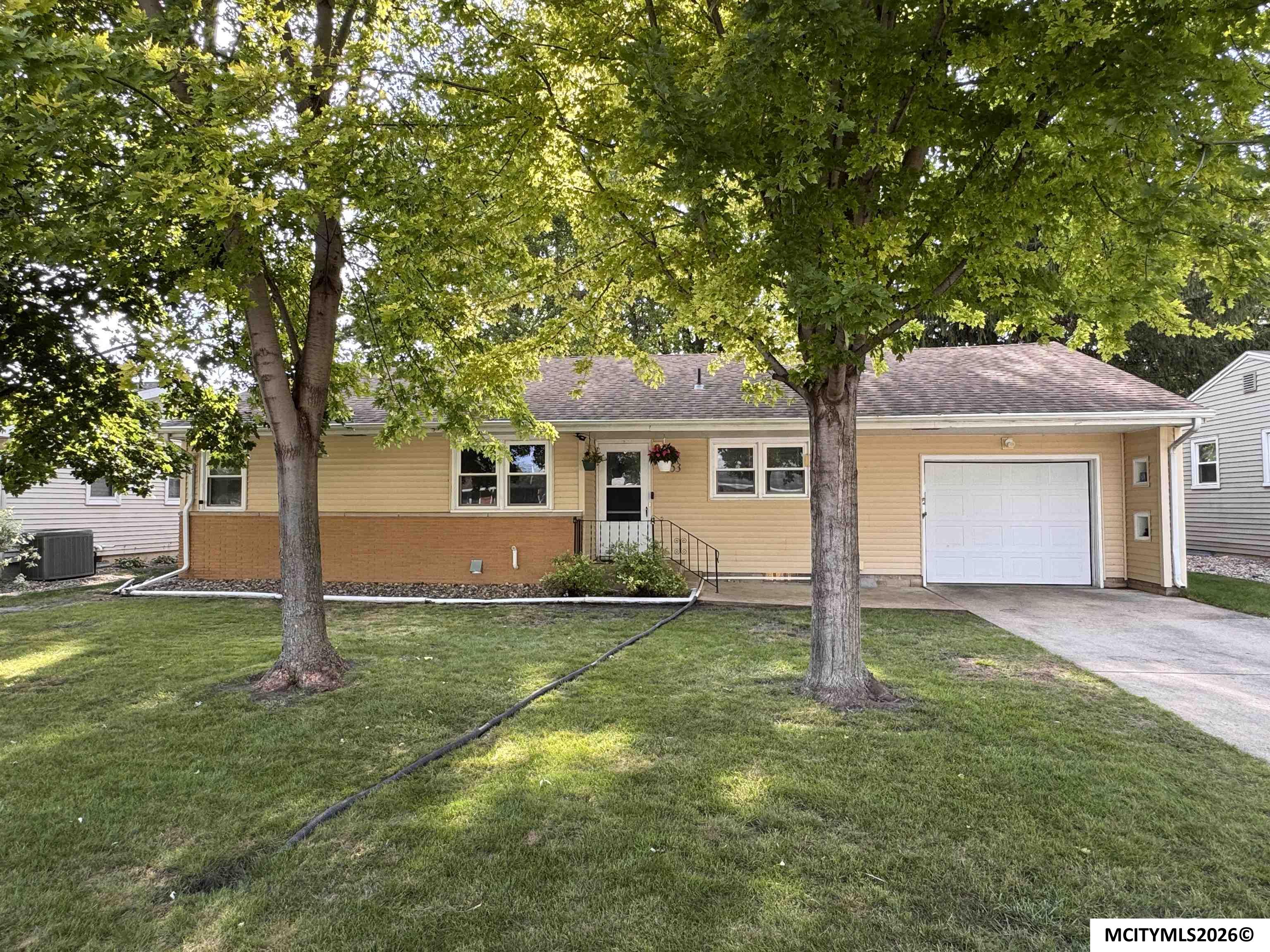 Photo 1 of 15 — 153 Sunny Circle, MASON CITY, IA 50401
