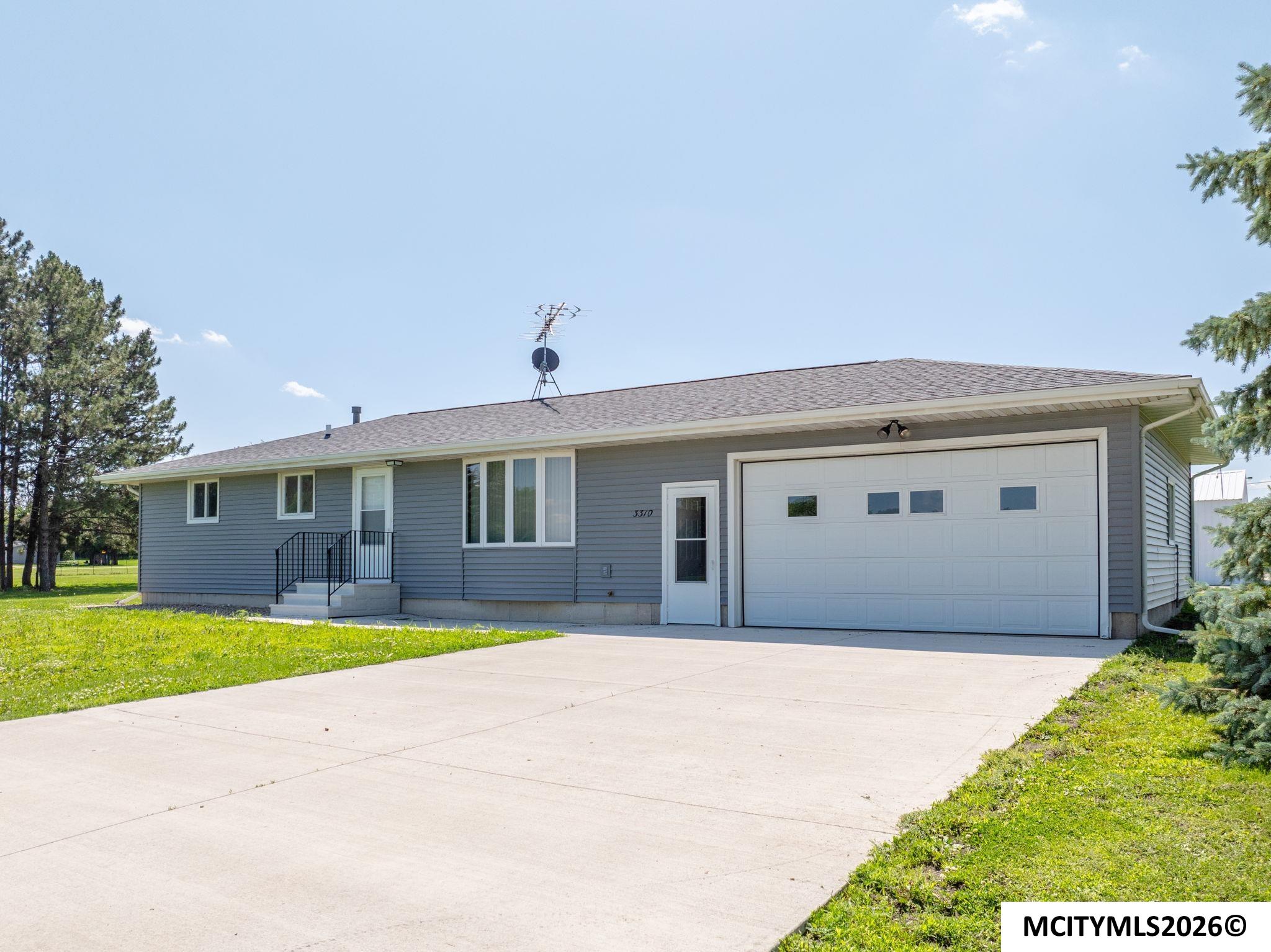 Photo 1 of 50 — 3310 S Delaware, MASON CITY, IA 50401