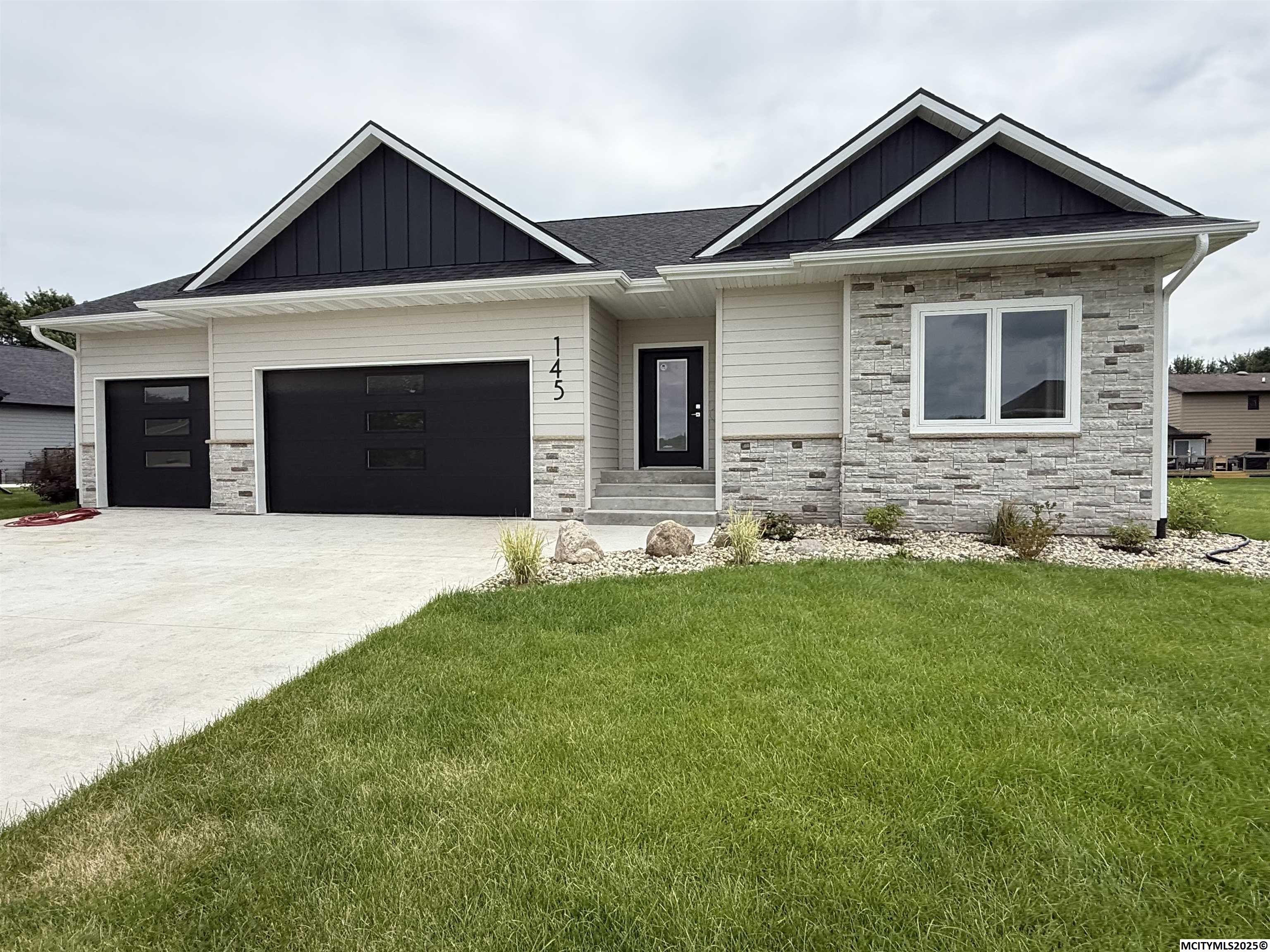 Photo 1 of 16 — 145 Boulder, MASON CITY, IA 50401