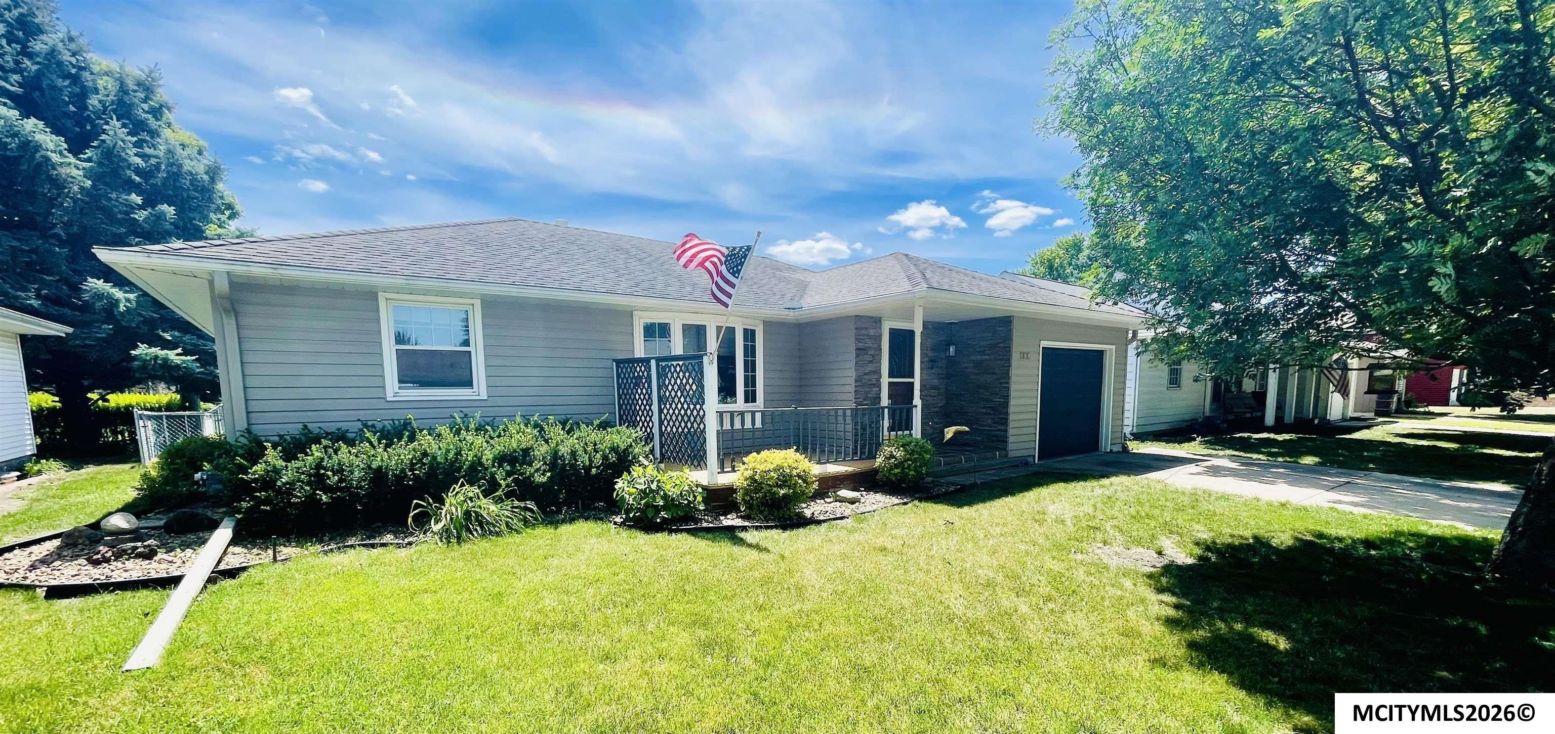 Photo 1 of 19 — 403 22nd SW, MASON CITY, IA 50401