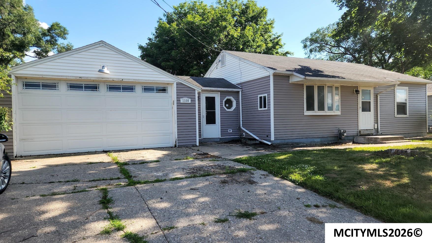 Photo 1 of 22 — 1109 12th NW, MASON CITY, IA 50401
