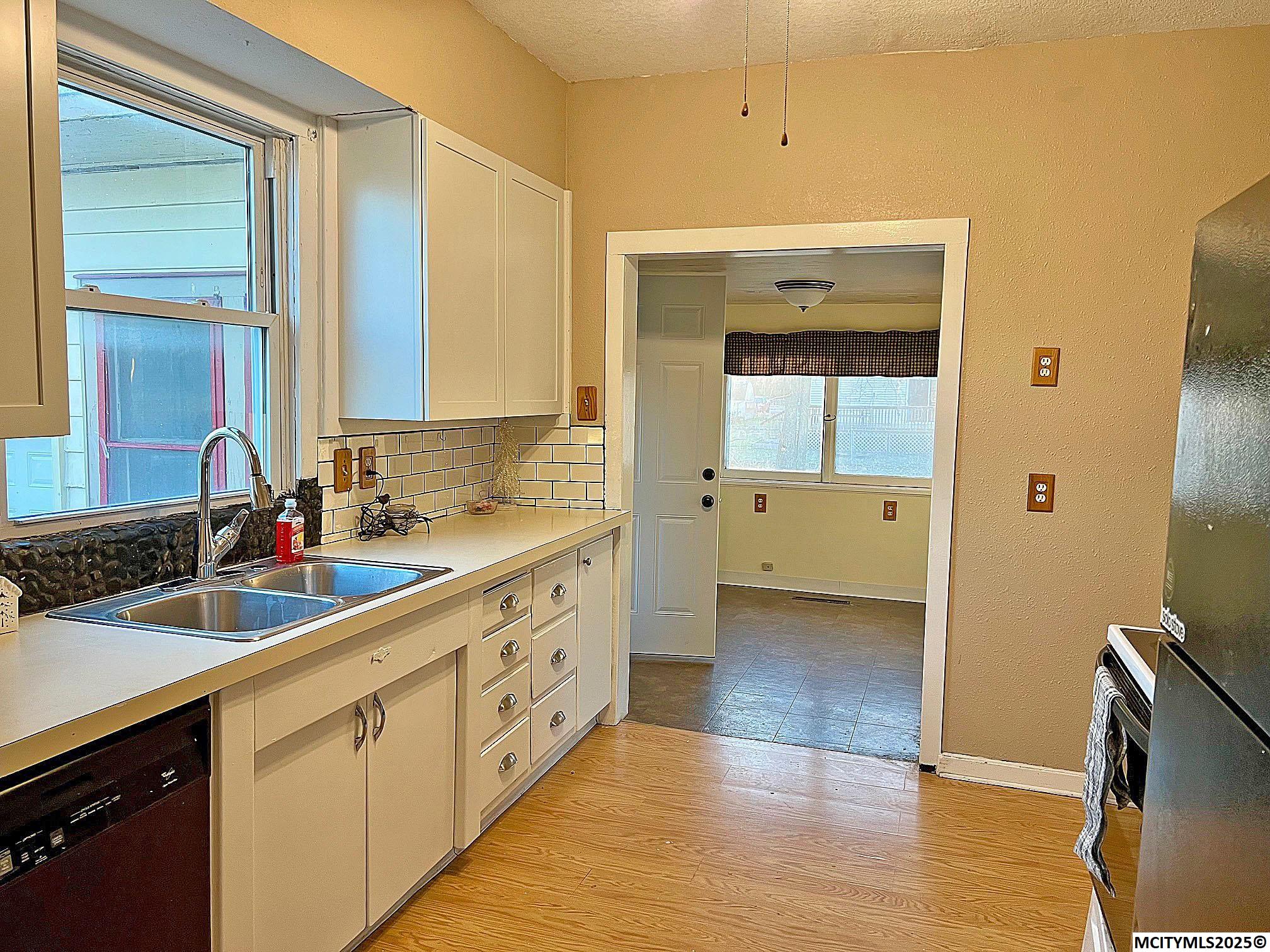 906 Broad St - Photo 4