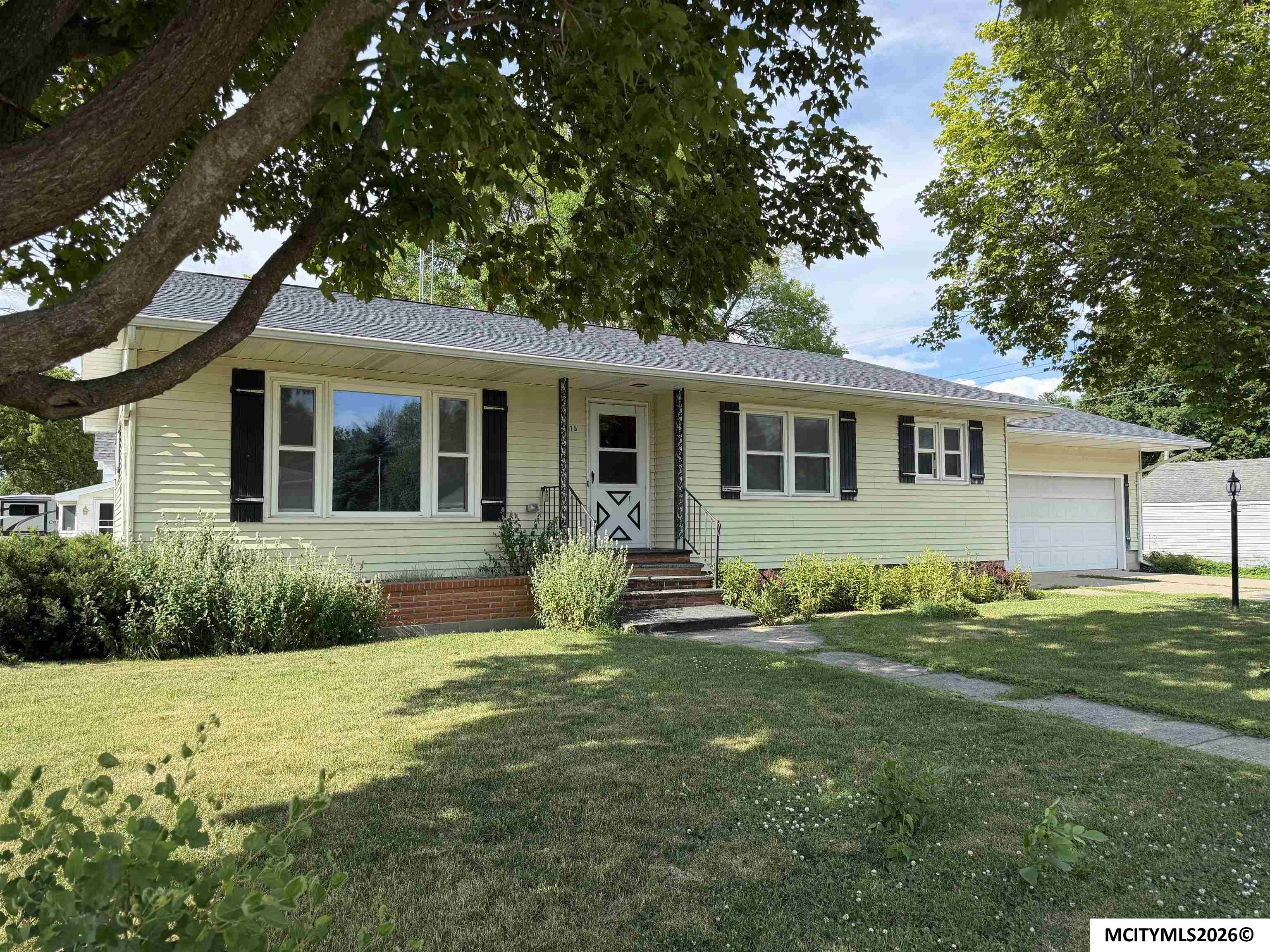 Photo 1 of 42 — 415 3rd Ave NW, BUFFALO CENTER, IA 50424