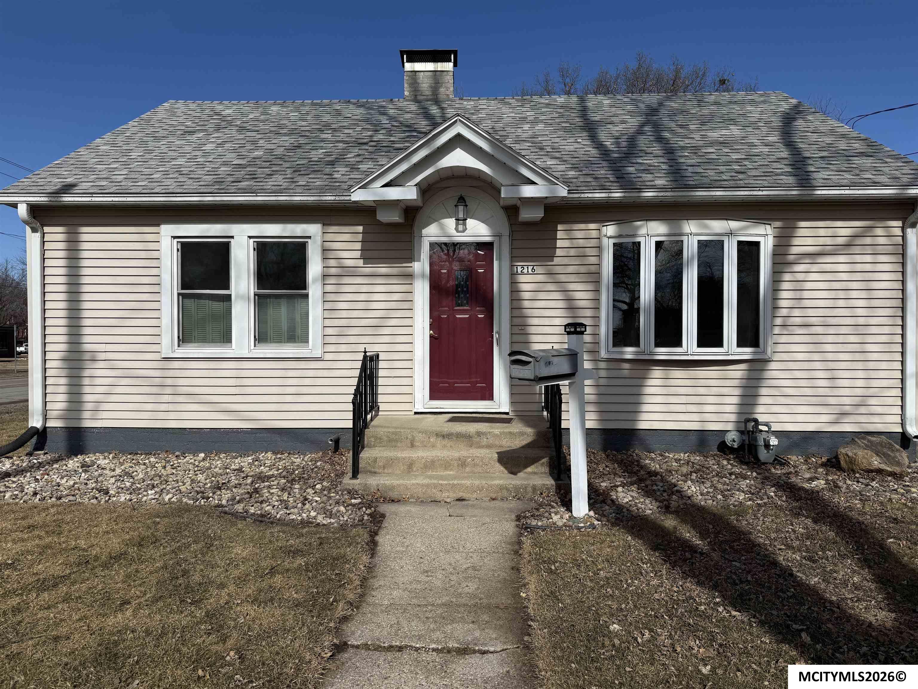 Photo 1 of 16 — 1216 2nd SW, MASON CITY, IA 50401
