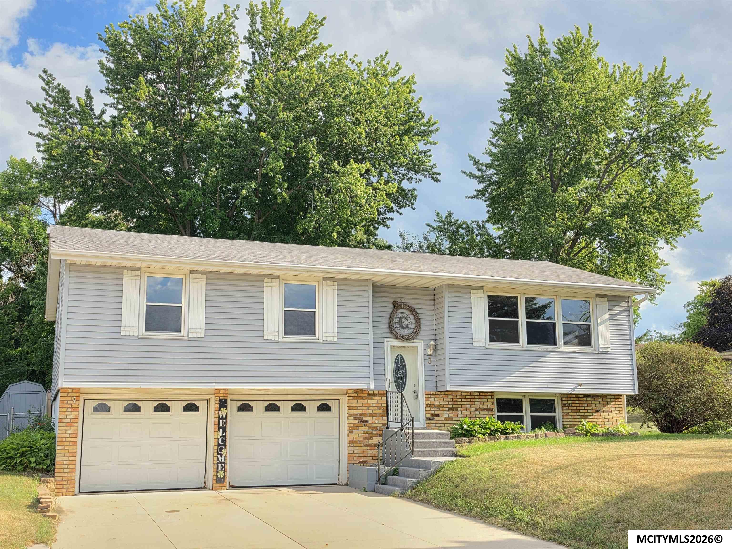 Photo 1 of 29 — 3 Mississippi Circle, MASON CITY, IA 50401