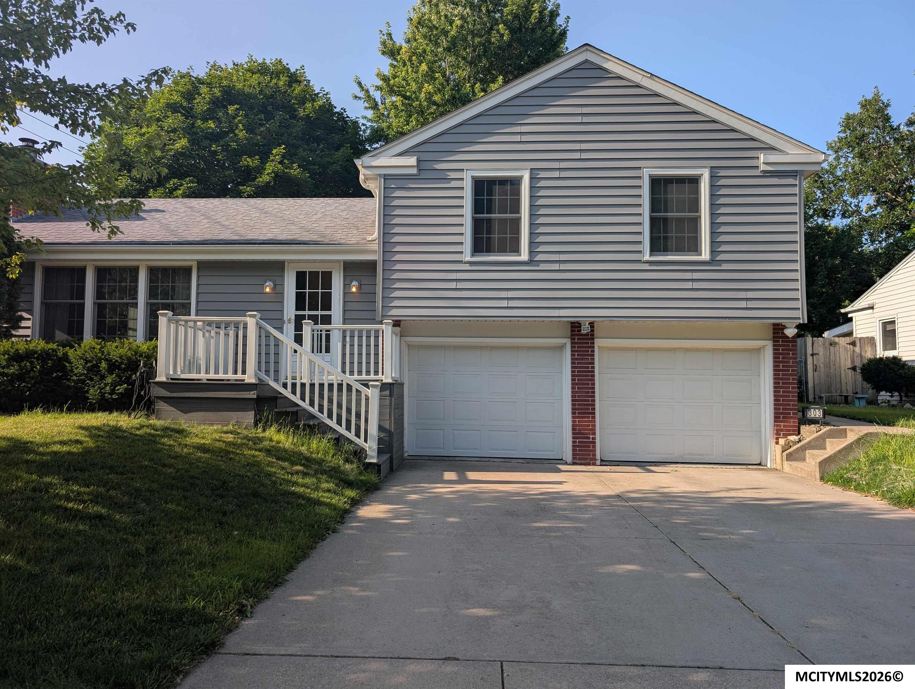 Photo 1 of 26 — 1303 2nd NW, MASON CITY, IA 50401