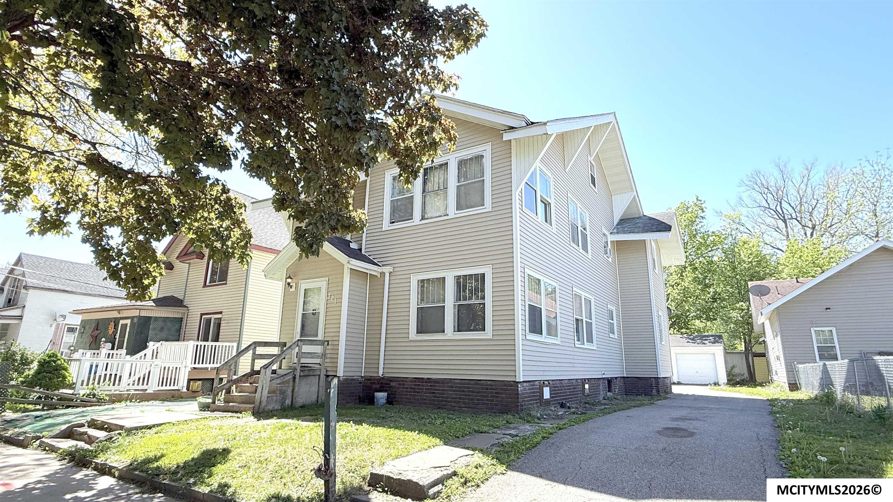 Photo 1 of 16 — 321 3rd NW, MASON CITY, IA 50401