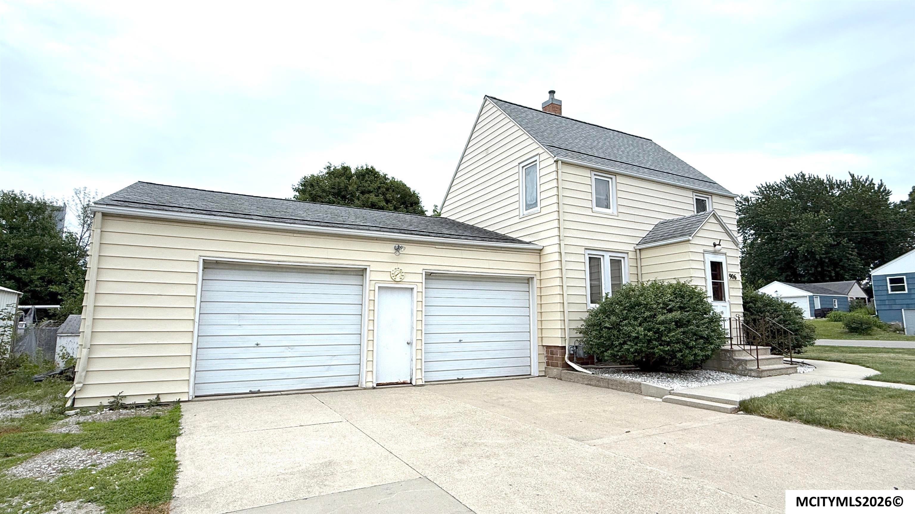 Photo 1 of 26 — 906 N 13th St, CLEAR LAKE, IA 50428