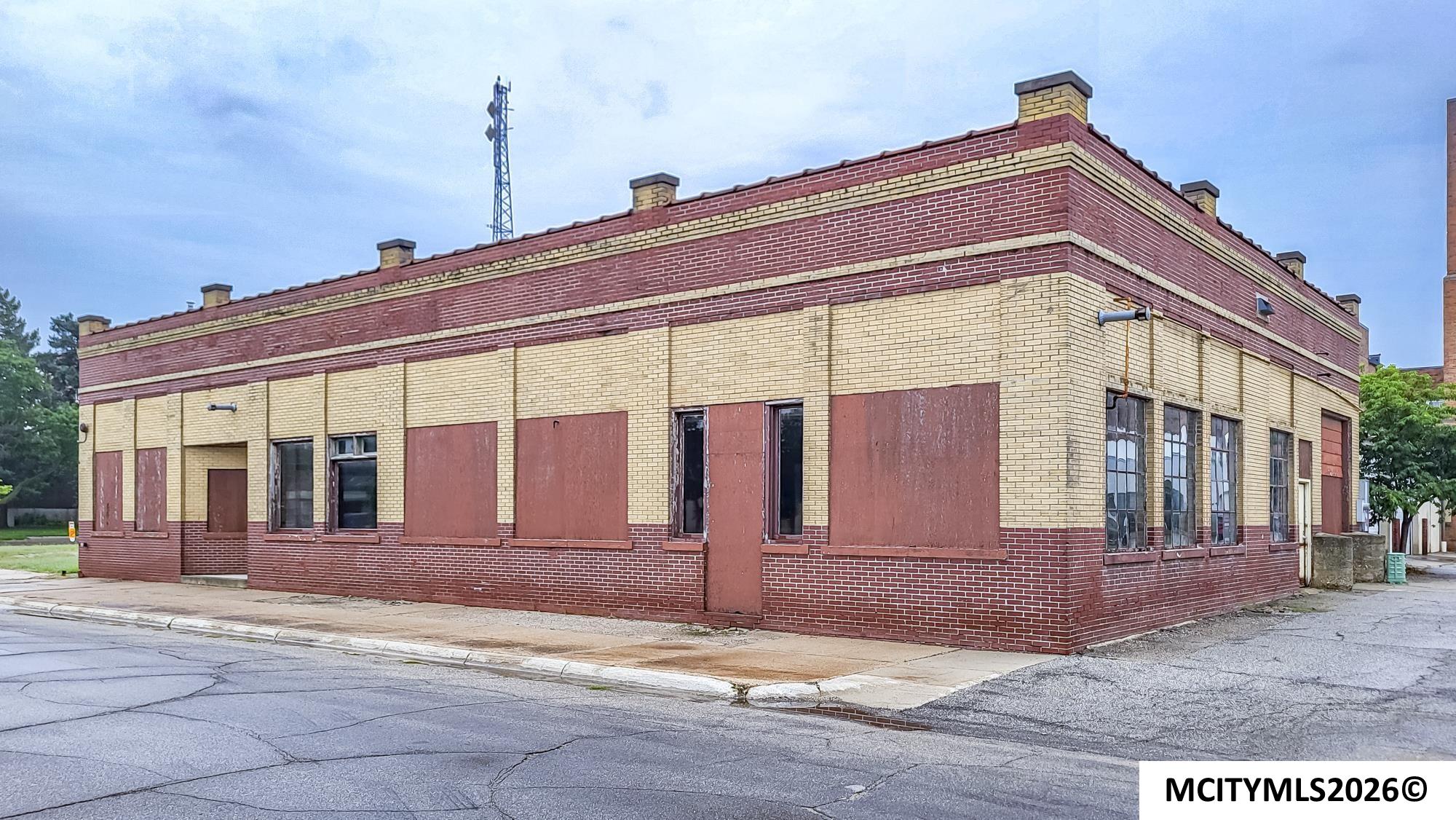 Photo 1 of 11 — 214 N Delaware, MASON CITY, IA 50401