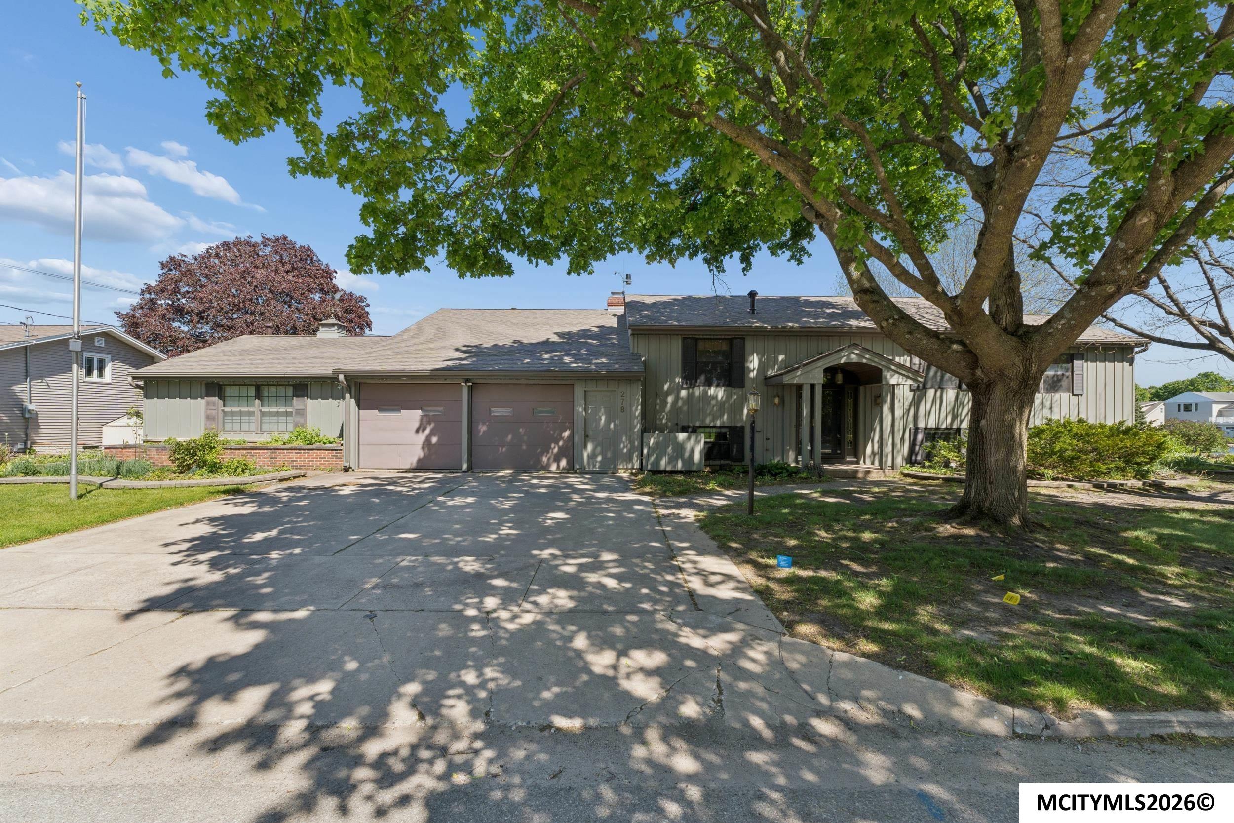 Photo 1 of 46 — 278 Lakeview Dr, MASON CITY, IA 50401
