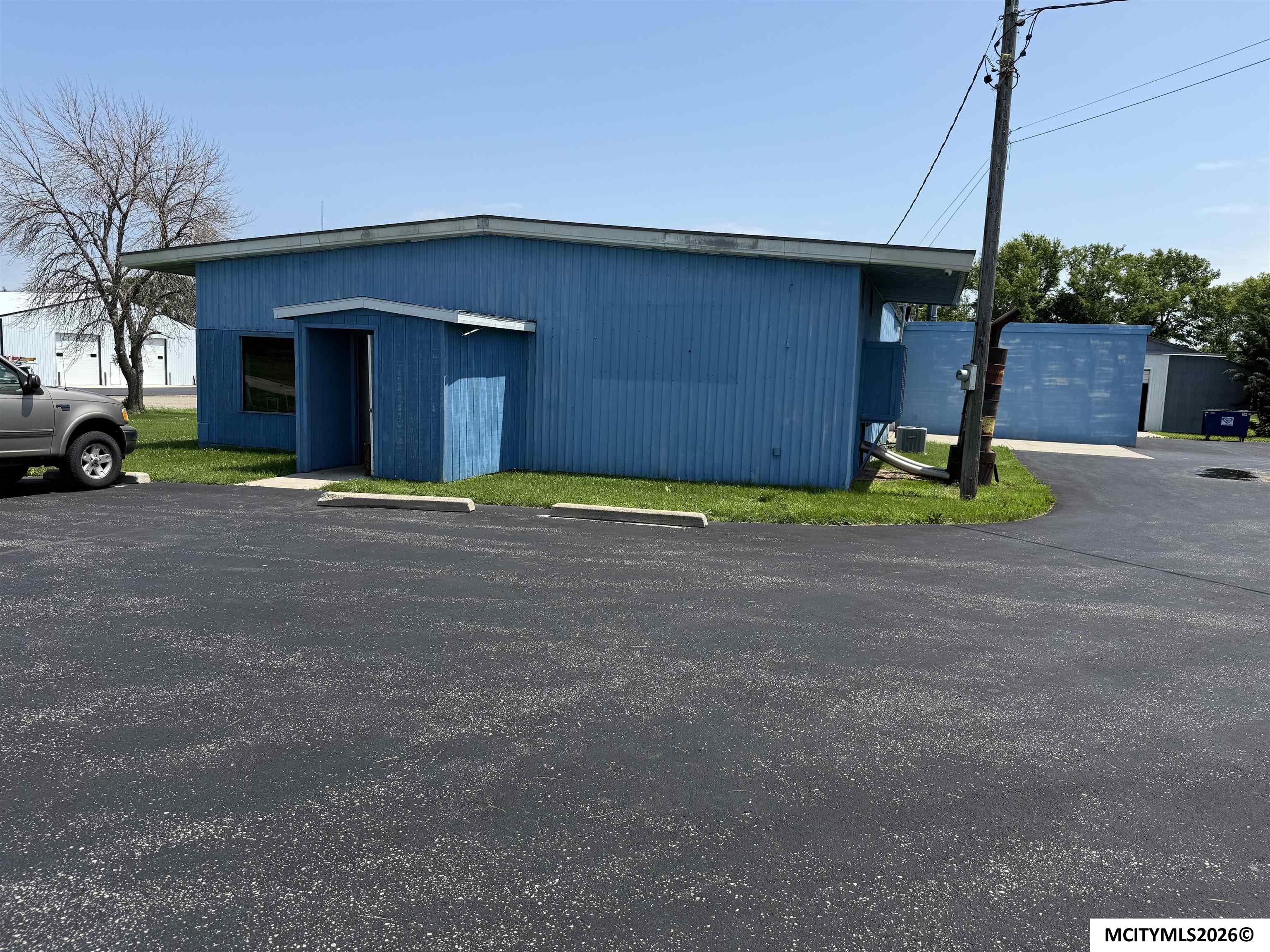 Photo 1 of 23 — 3709 S Federal, MASON CITY, IA 50401