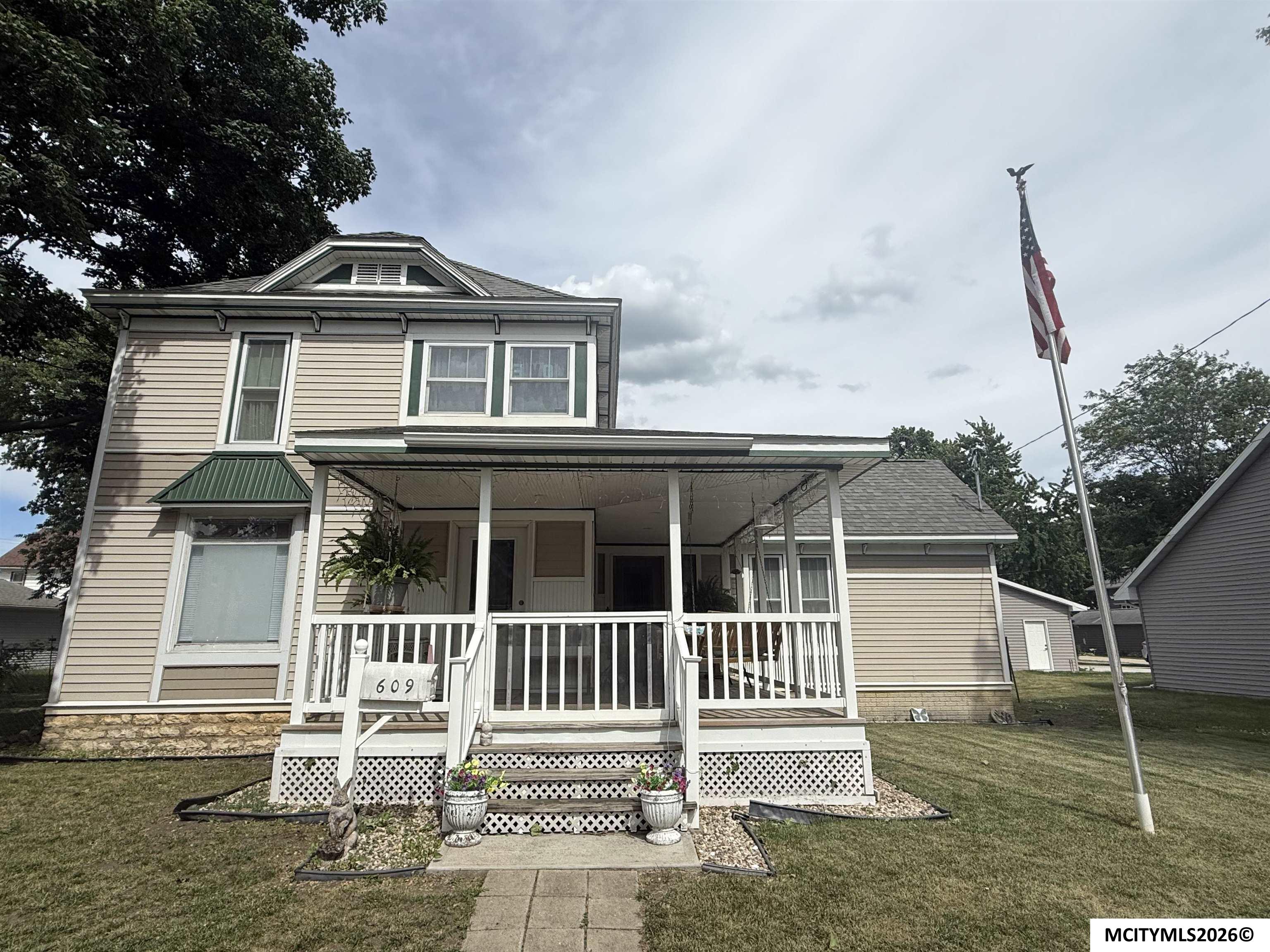 Photo 1 of 31 — 609 S Massachusetts, MASON CITY, IA 50401