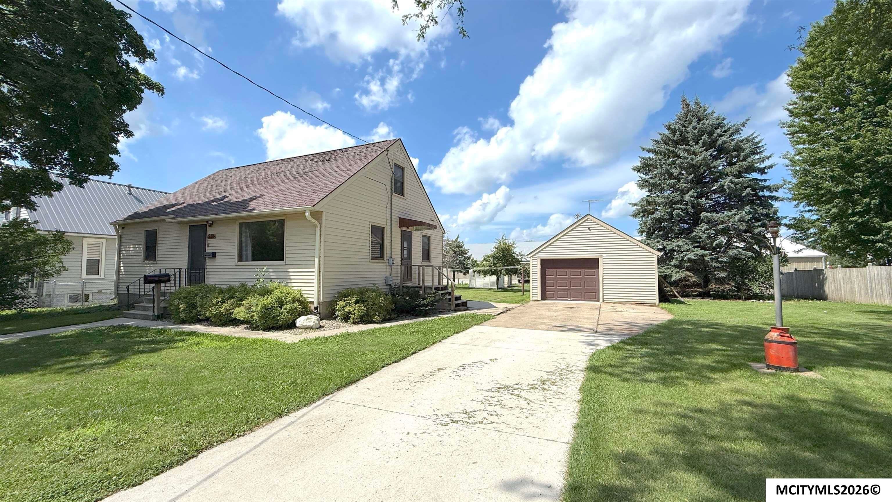 Photo 1 of 25 — 526 12th SE, MASON CITY, IA 50401