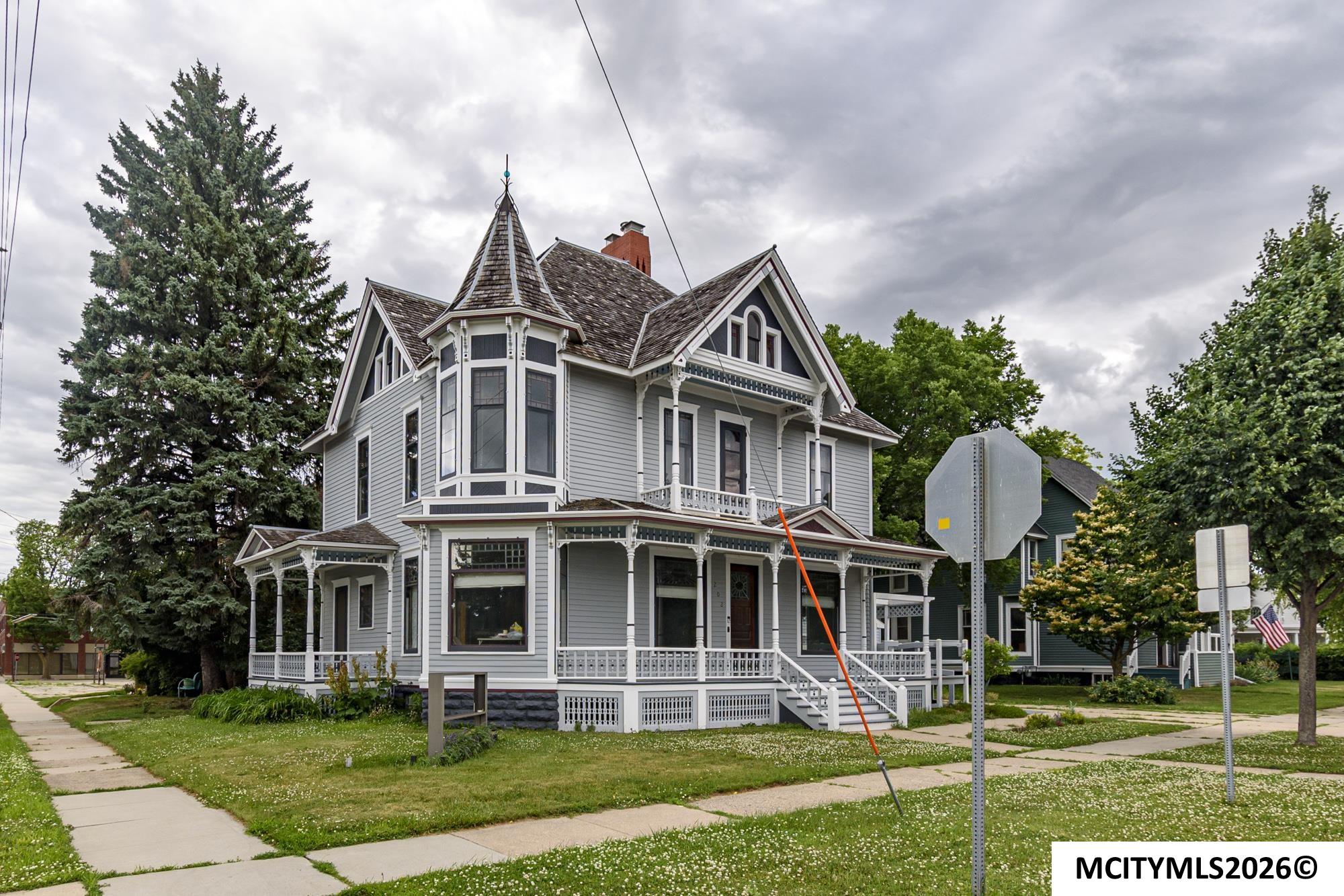 Photo 1 of 30 — 202 2ND SE, MASON CITY, IA 50401