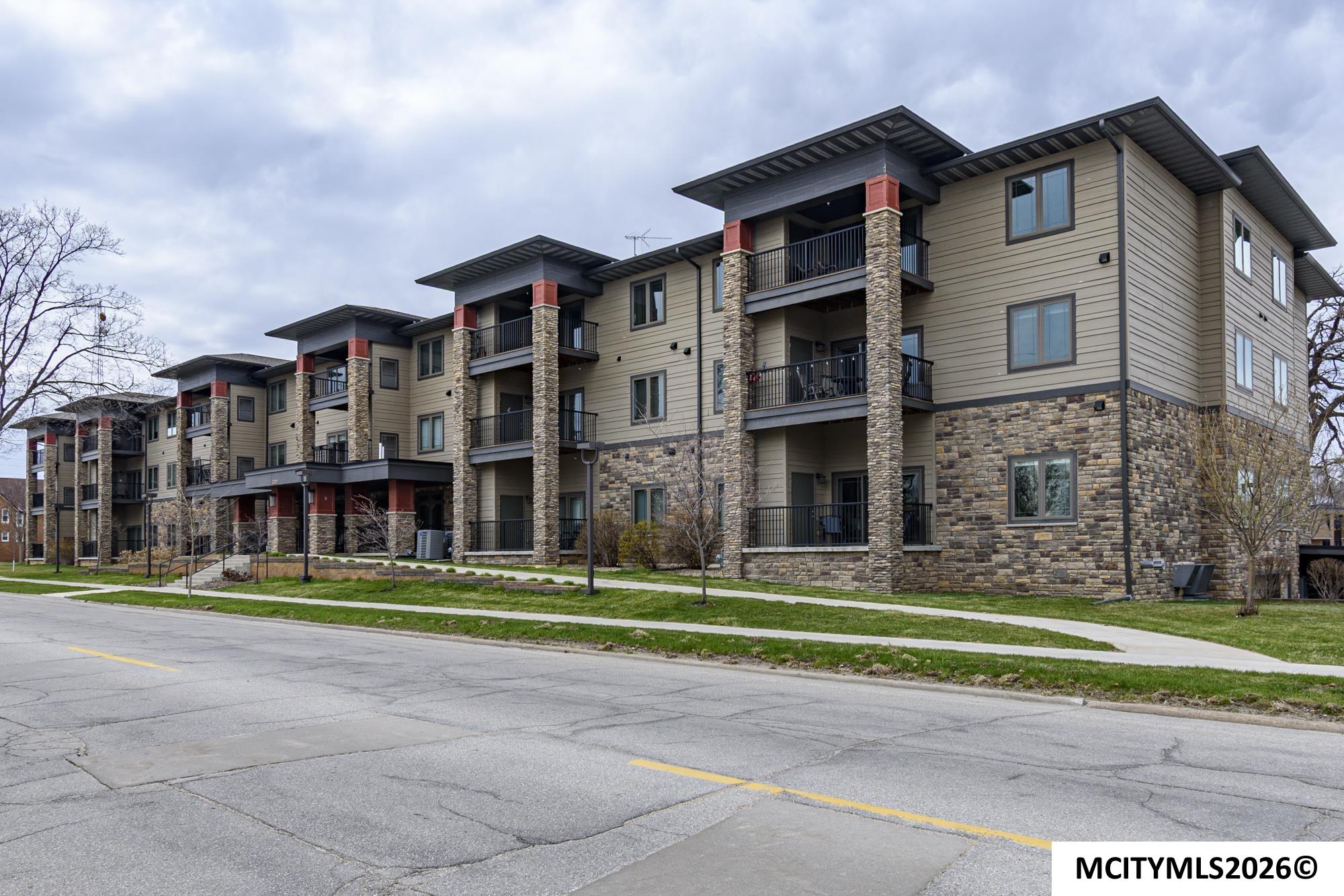 Photo 1 of 19 — 320 1st NE #308 308, MASON CITY, IA 50401