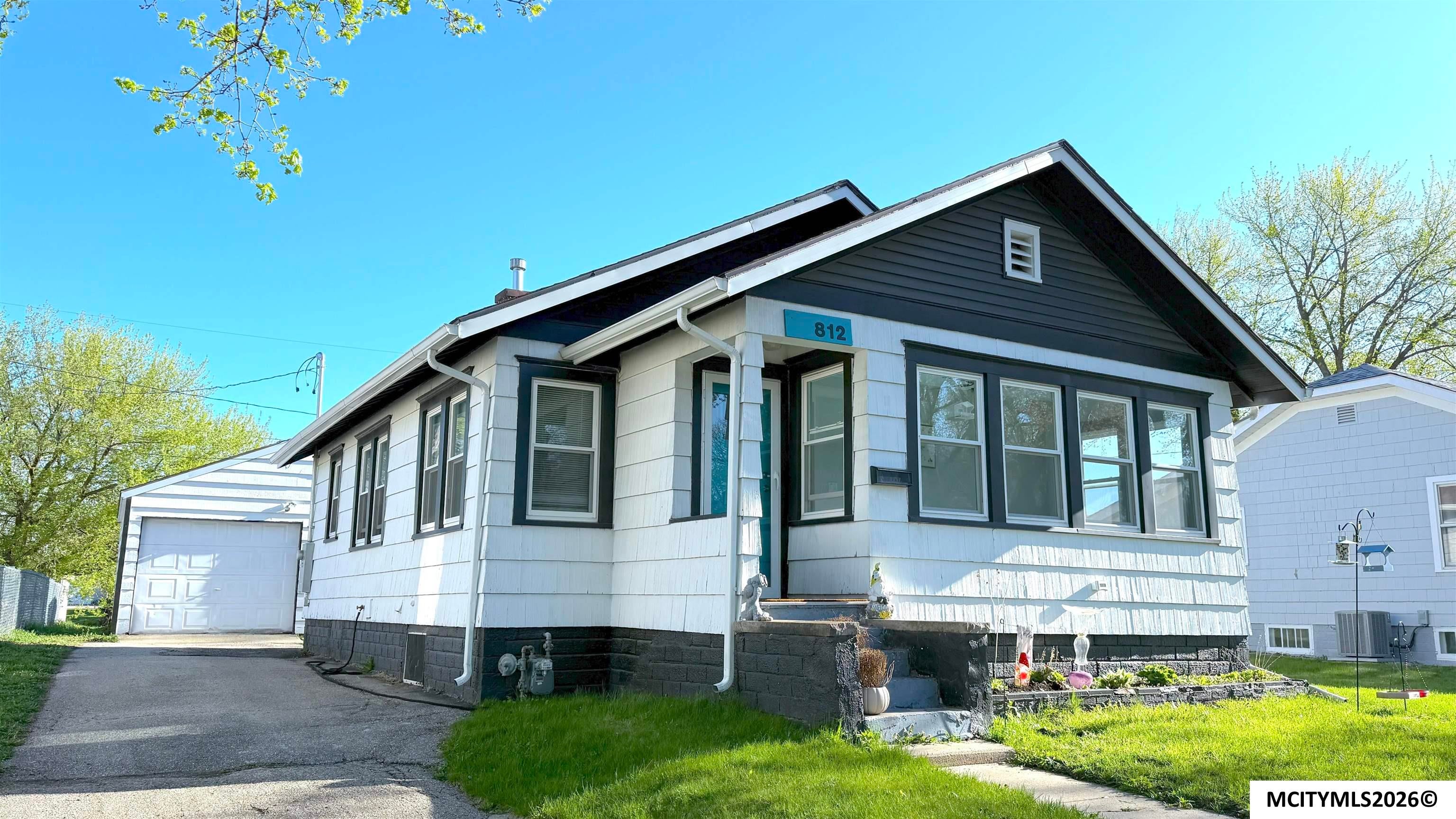 Photo 1 of 24 — 812 10th NE, MASON CITY, IA 50401