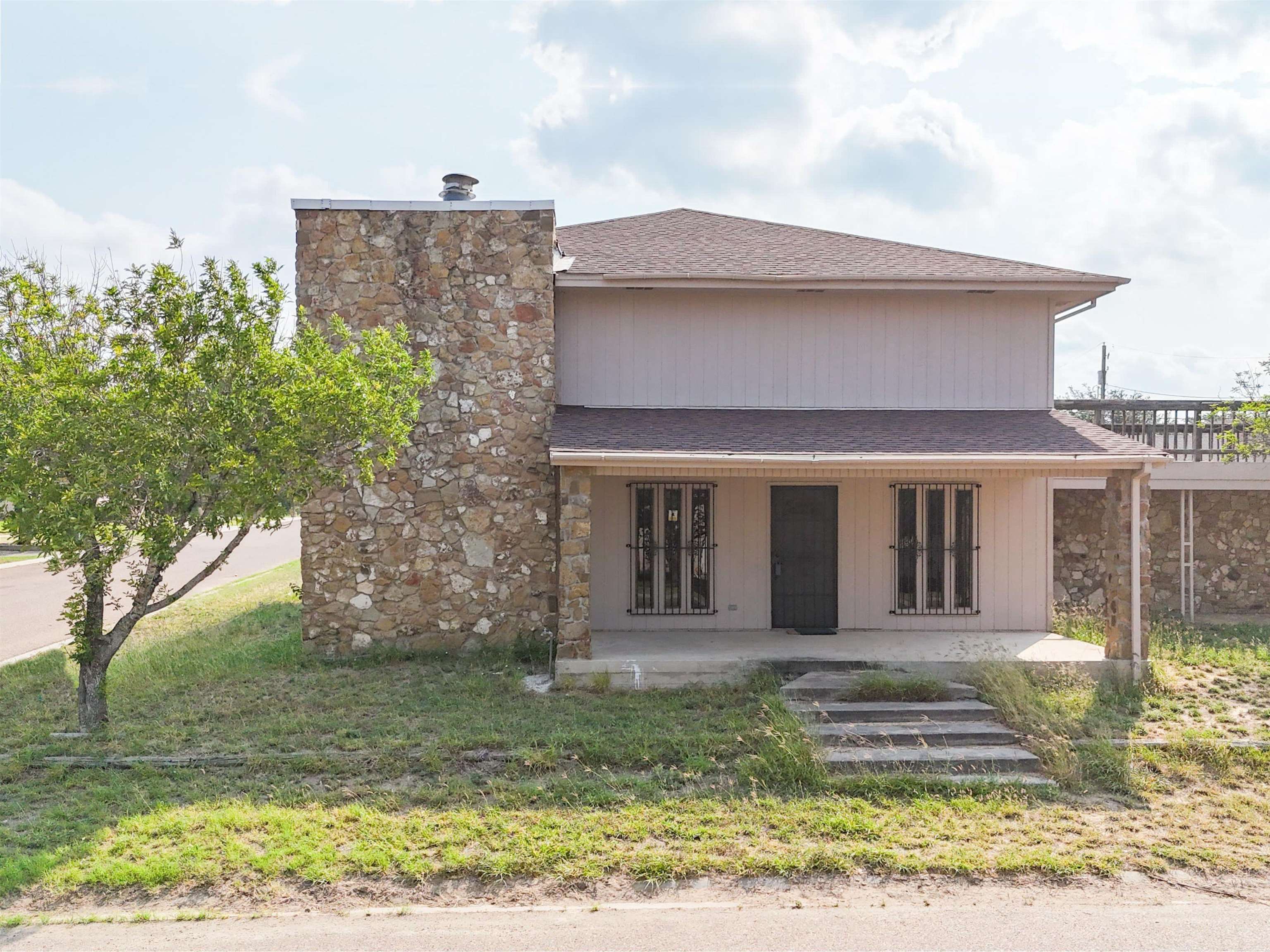 Photo 1 of 34 — 548 Cerrito Dr, Zapata, TX 78076