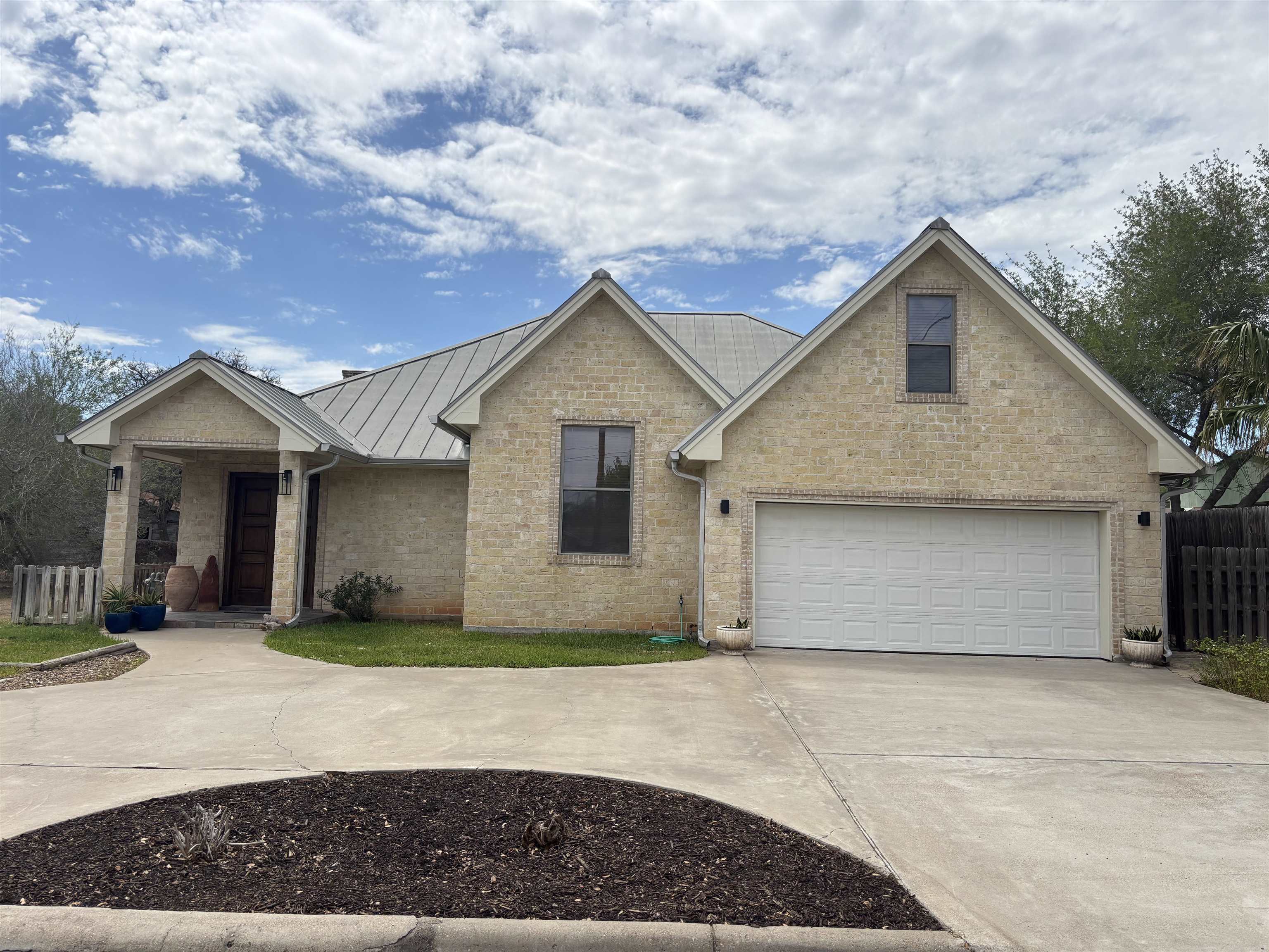 Photo 1 of 28 — 809 North Oscar, Hebbronville, TX 78361