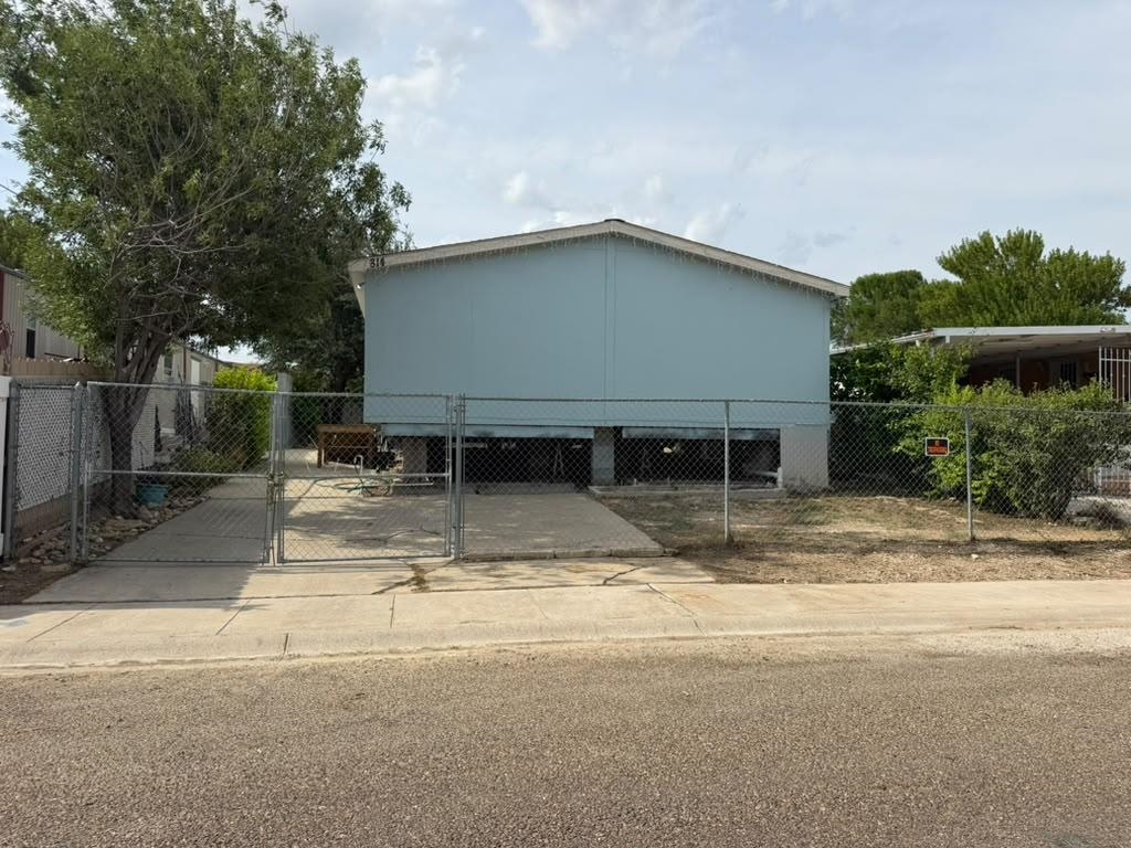 Photo 1 of 26 — 814 Flag St, LAREDO, TX 78043