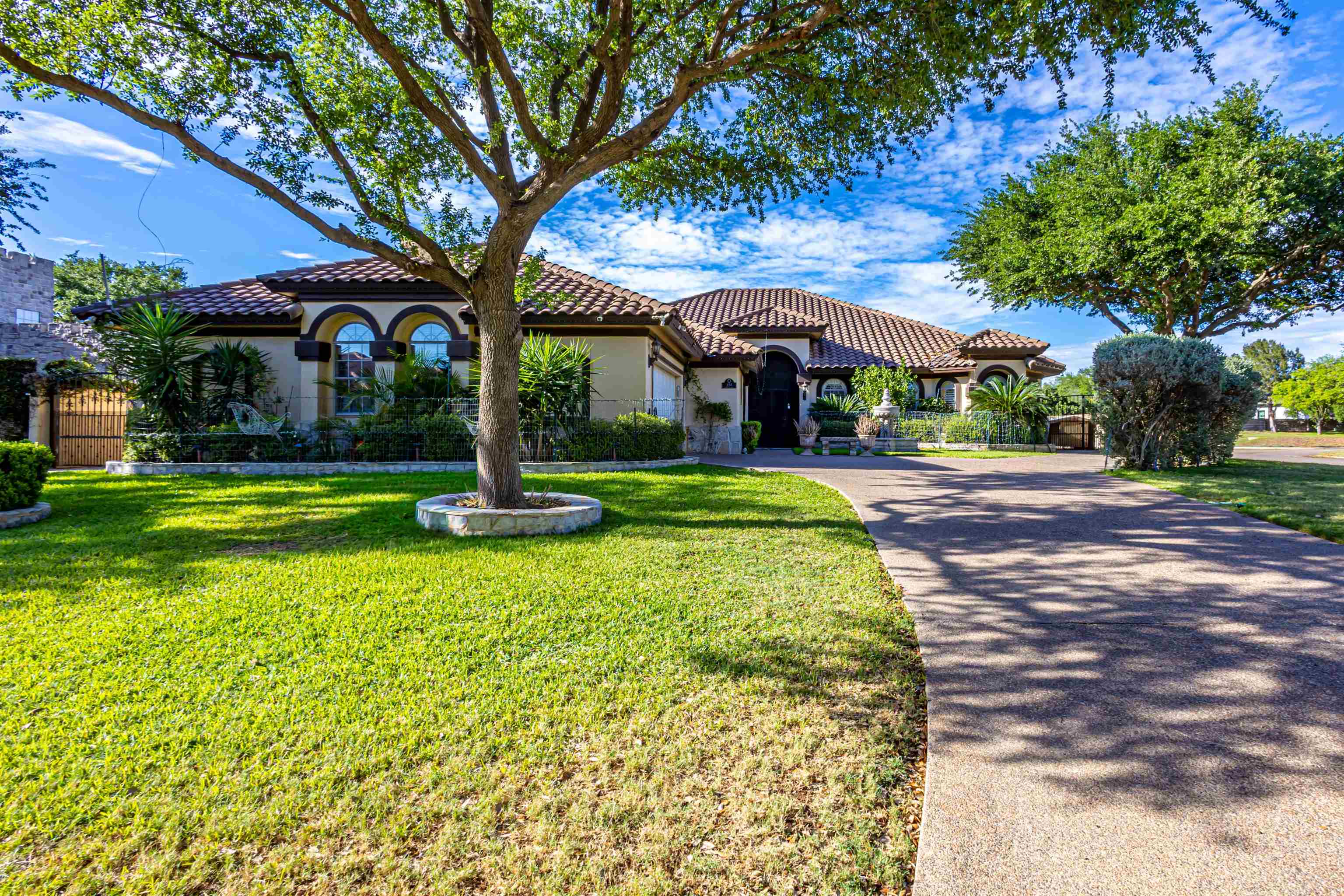 Photo 1 of 40 — 154 Cardinal Ln, Laredo, TX 78045