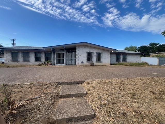 Photo 1 of 10 — 2102 Willow St, LAREDO, TX 78043